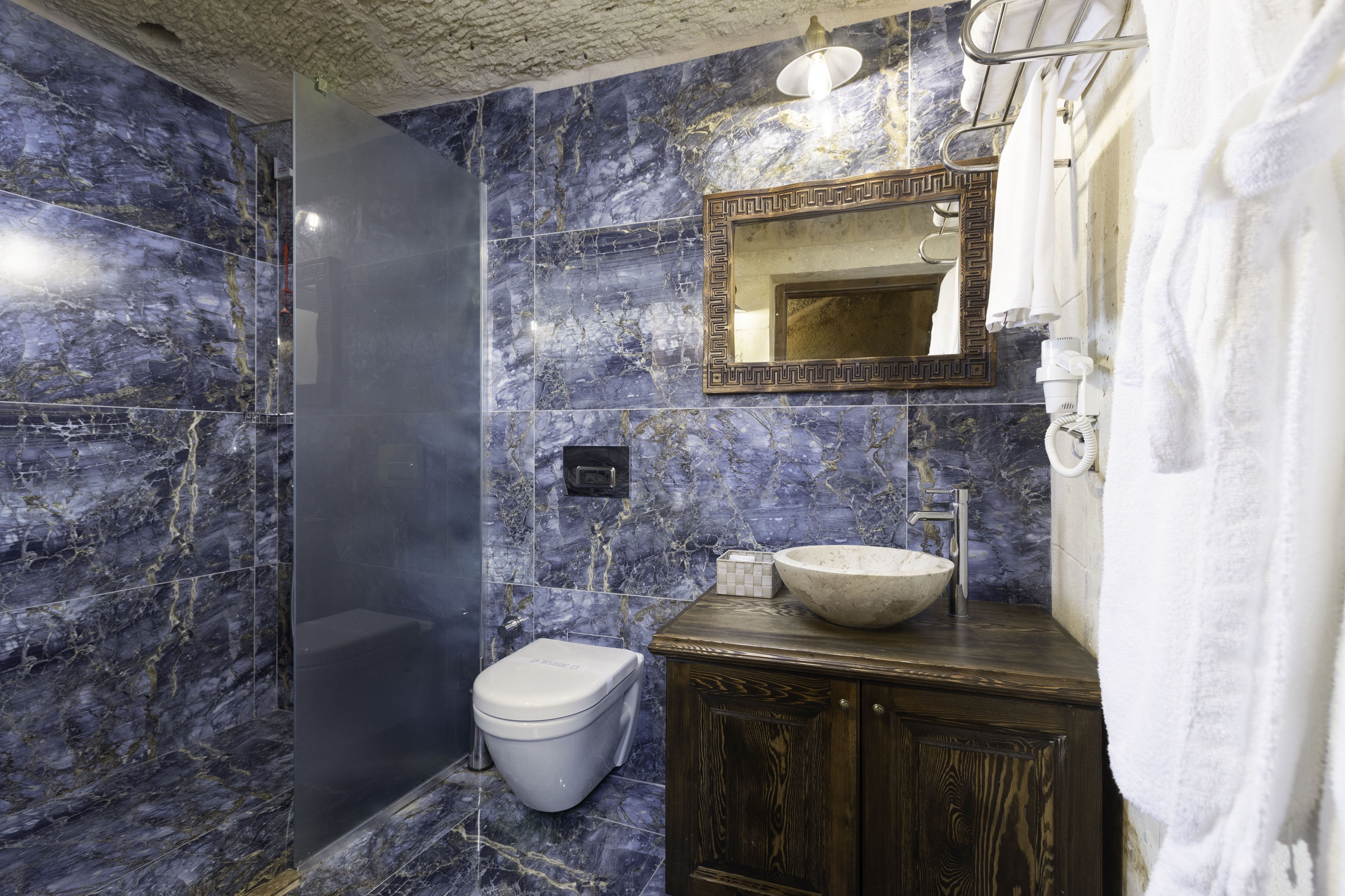 CAVE ROOM WITH JACUZZI