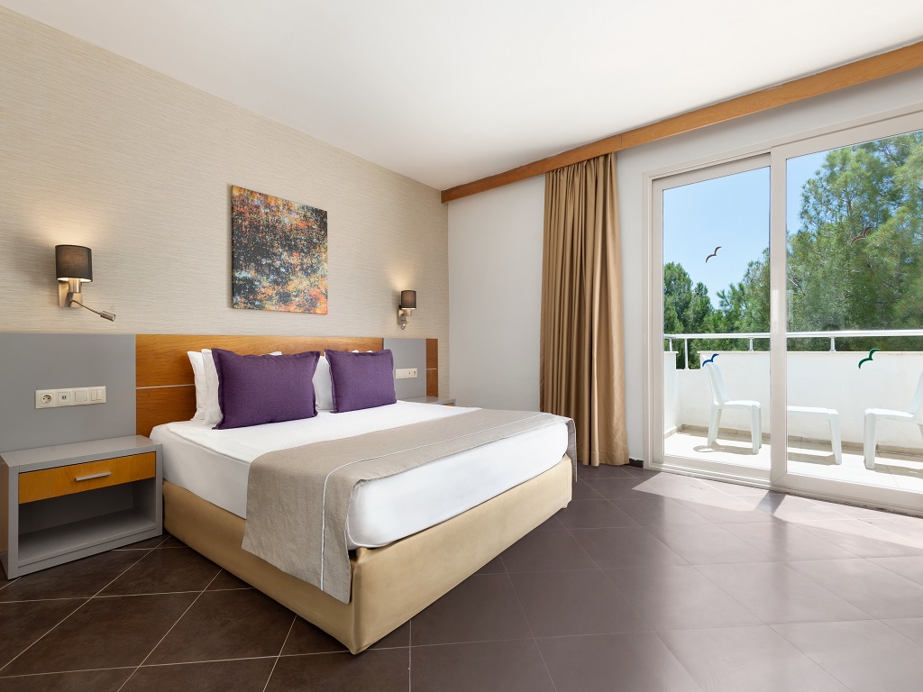 CLUB ROOM LAND VIEW