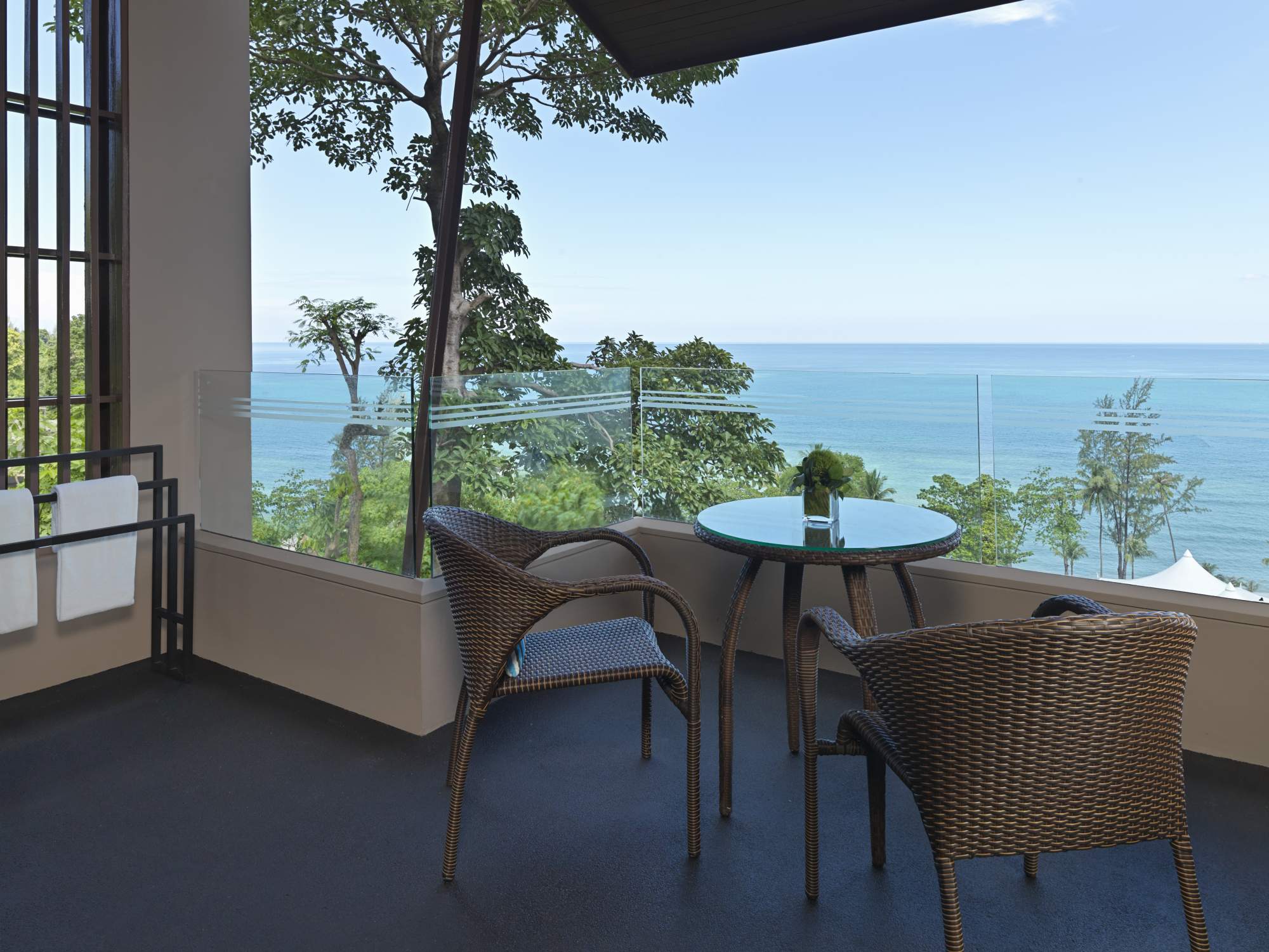 KING/ TWIN BED OCEAN VIEW CLUB ACCESS  