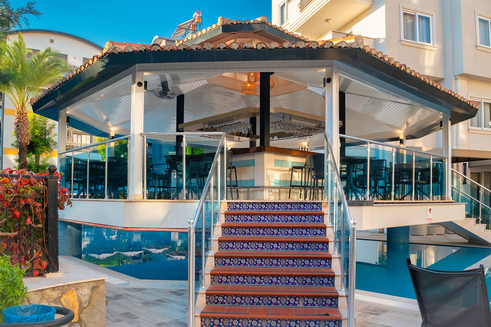 SPRING POOL BAR