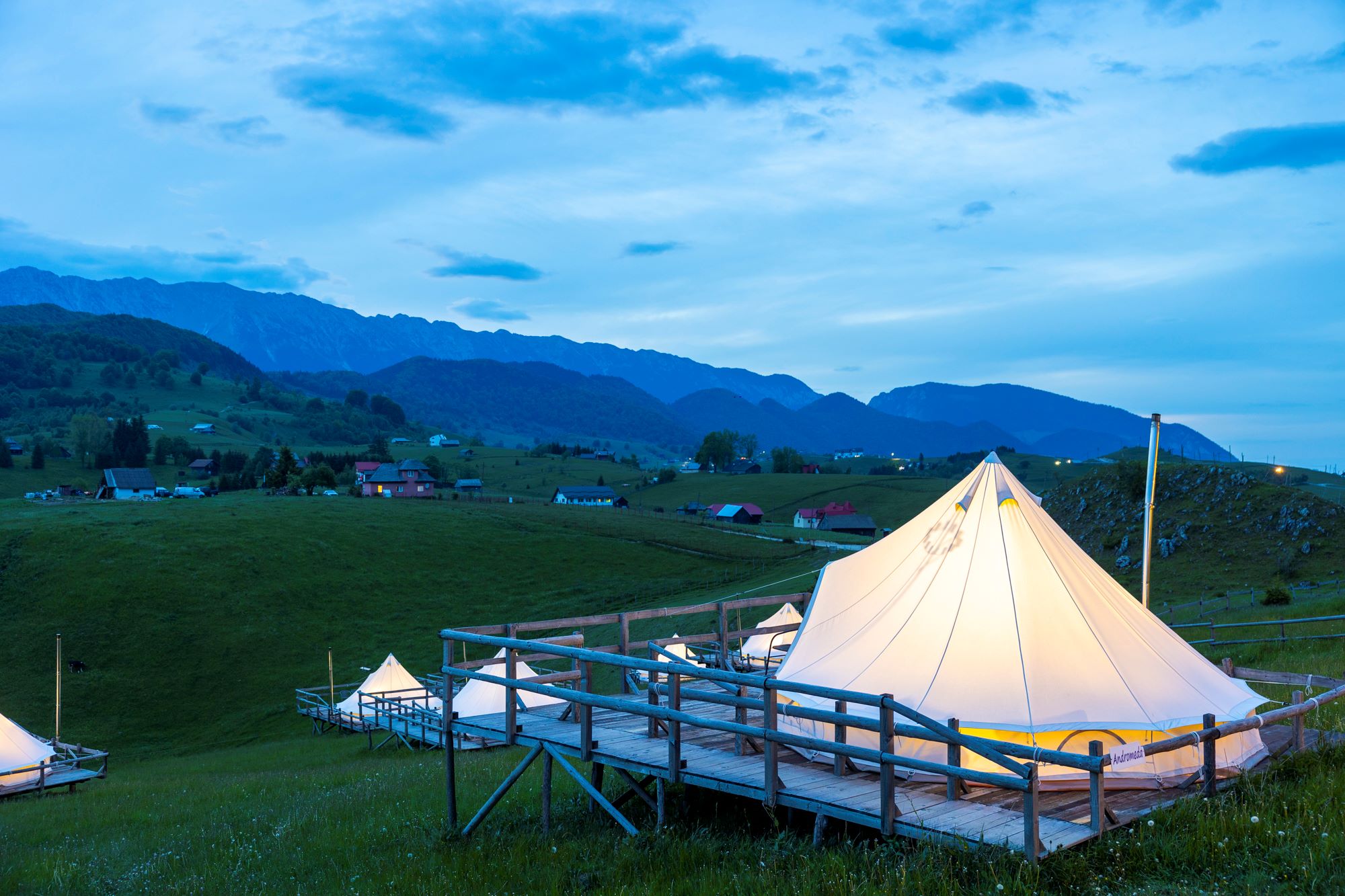Cort Glamping complet echipat, incalzit cu soba