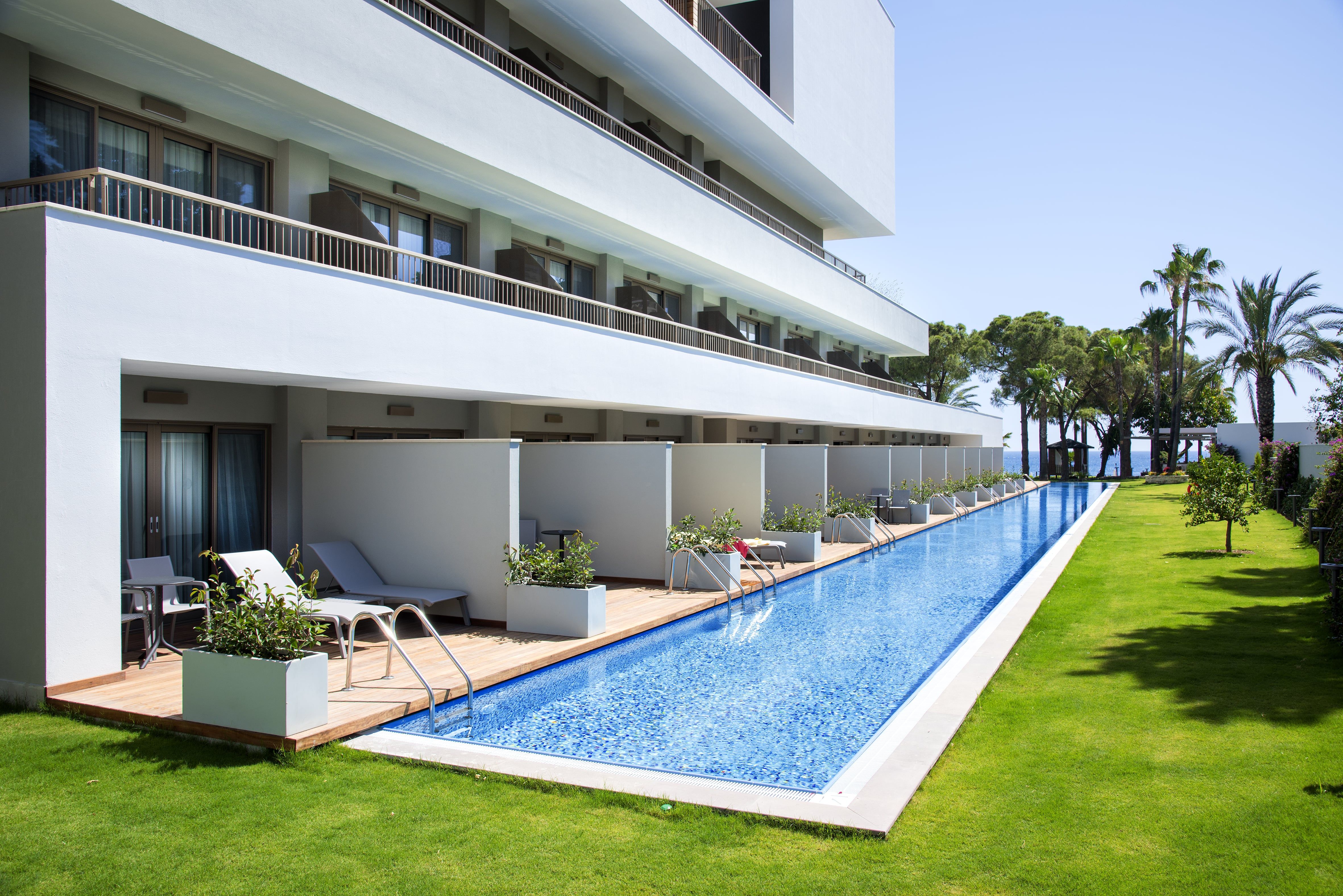 Swim Up Room