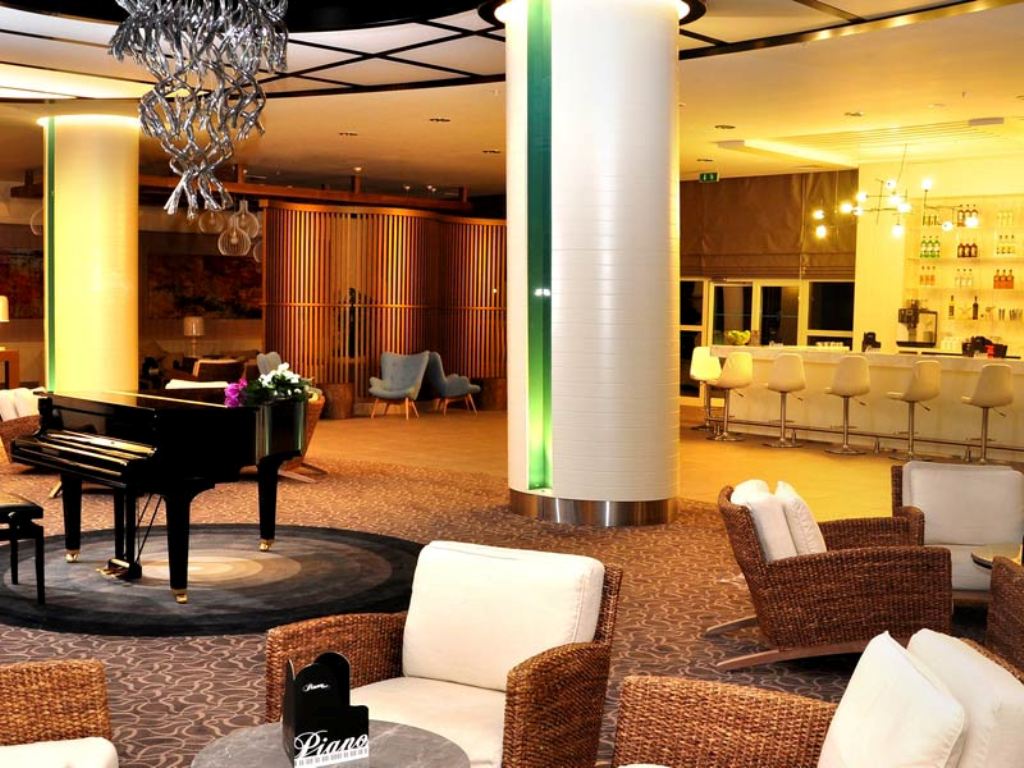 PIANO BAR