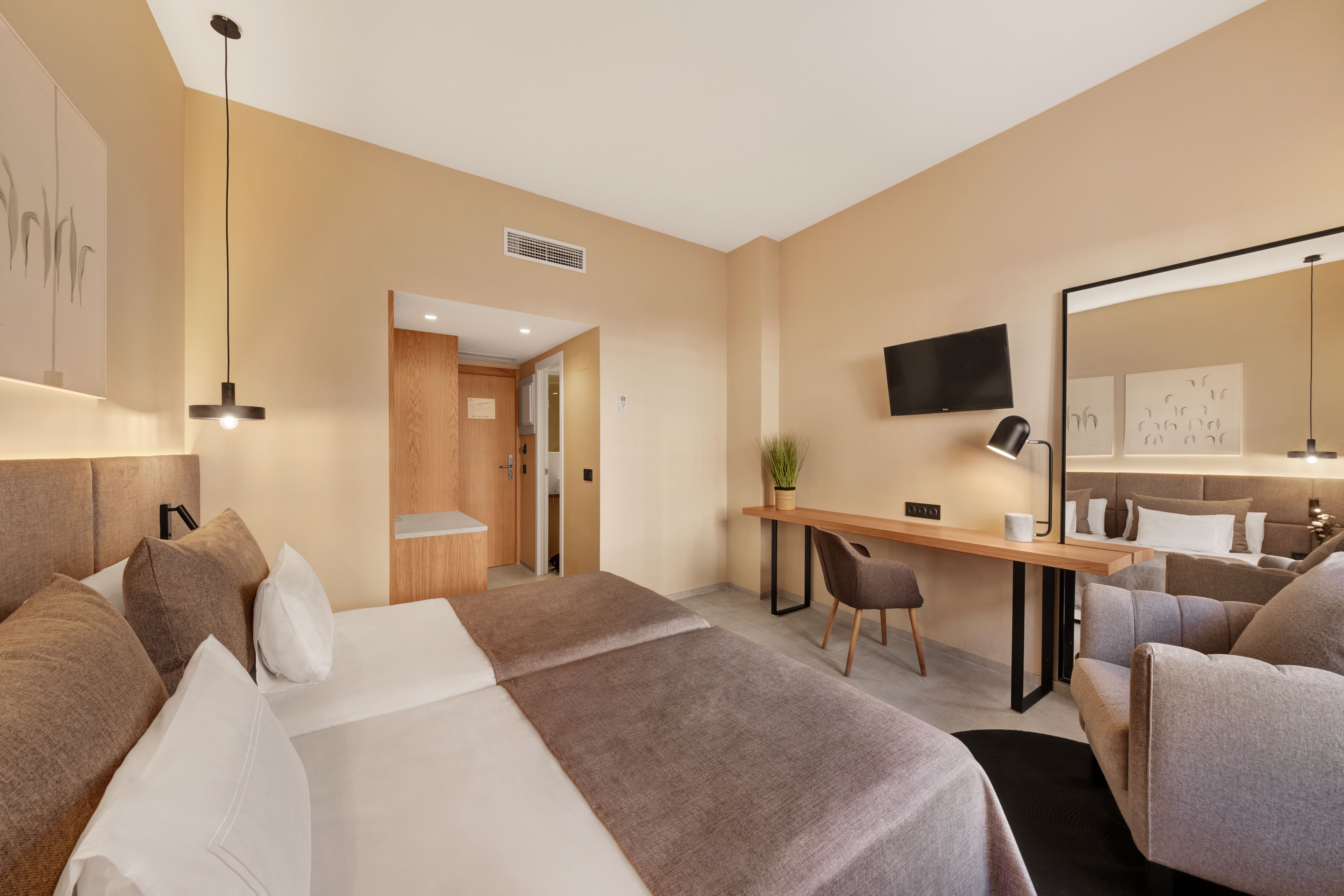 DOUBLE WITH DOUBLE BED