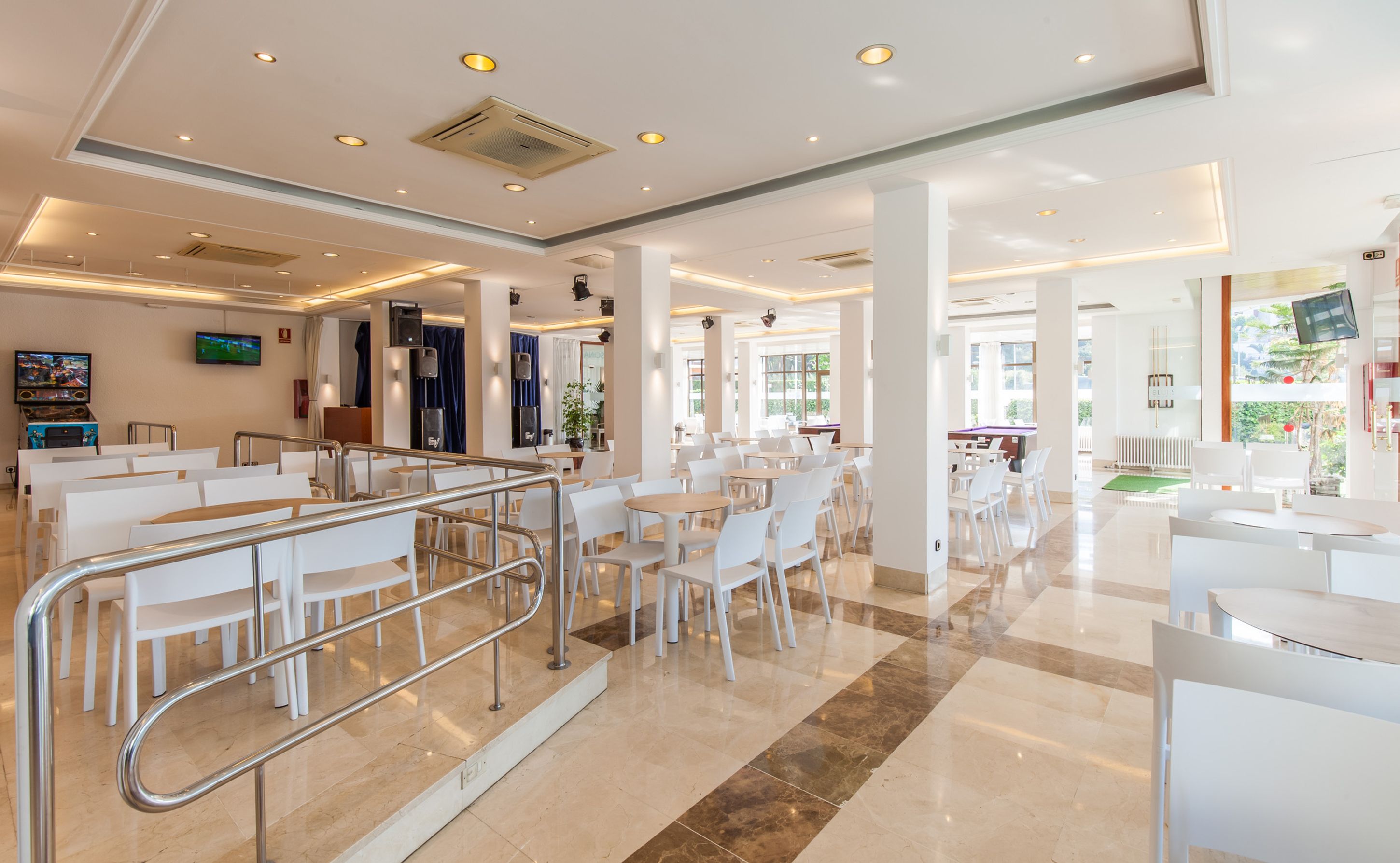 MAIN BAR
