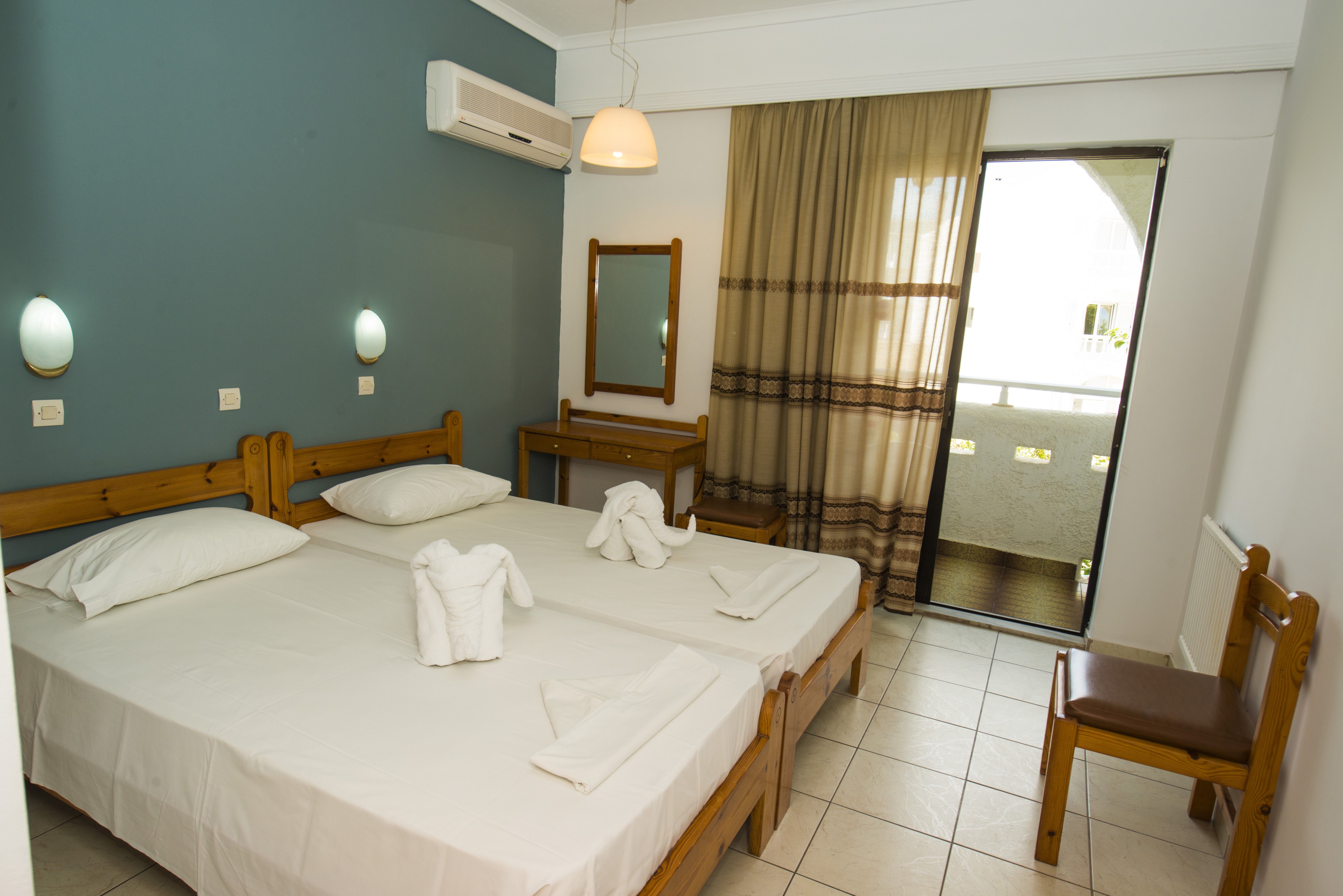 TWIN ROOM