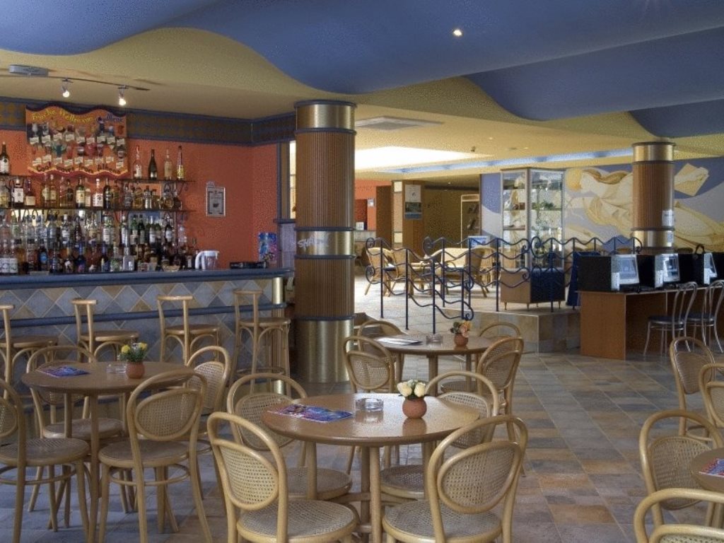 LOBBY BAR