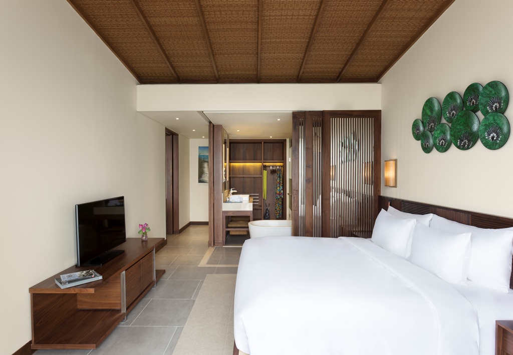 EXECUTIVE SUITE WITH BALCONY