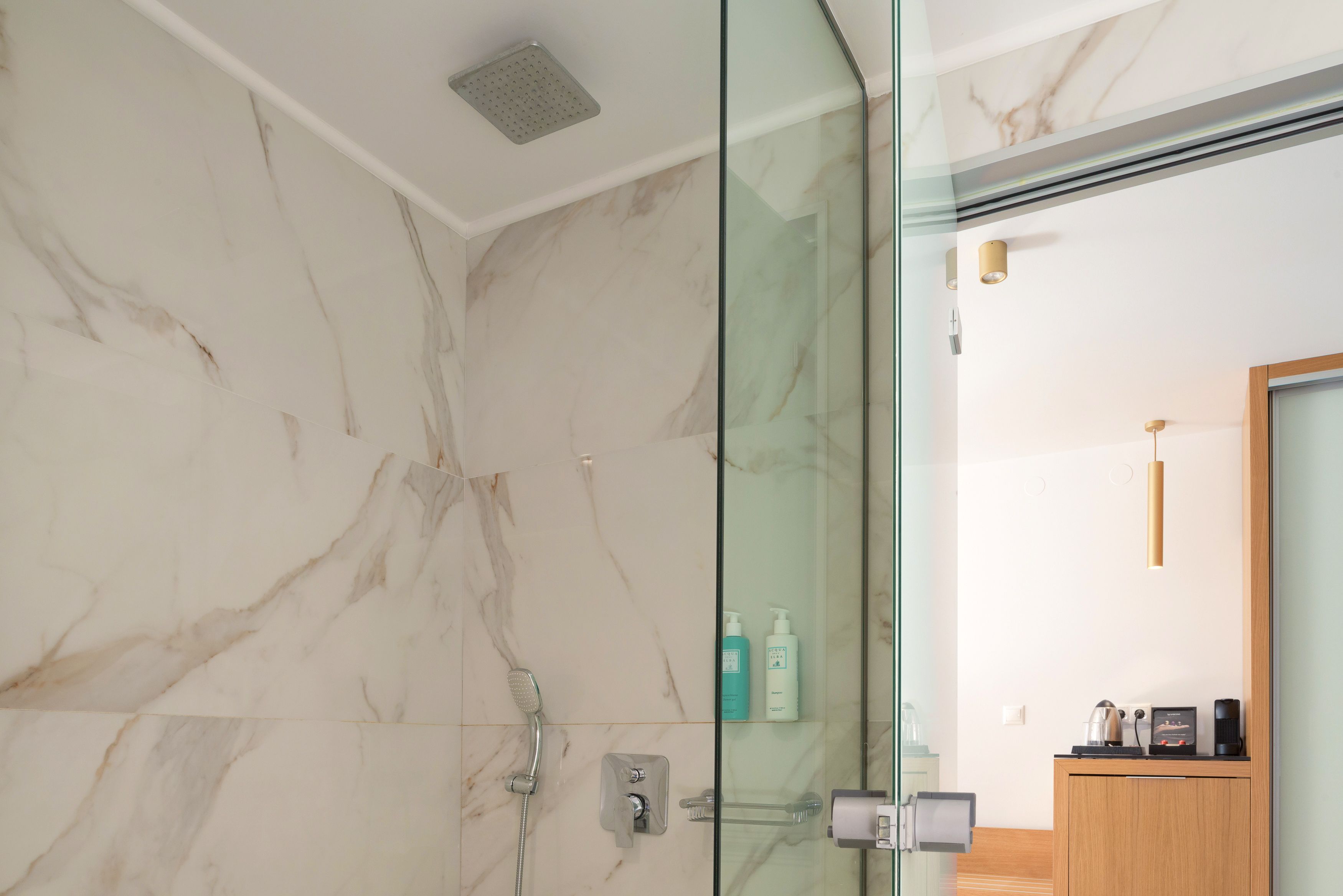White Deluxe Suite SwimUp