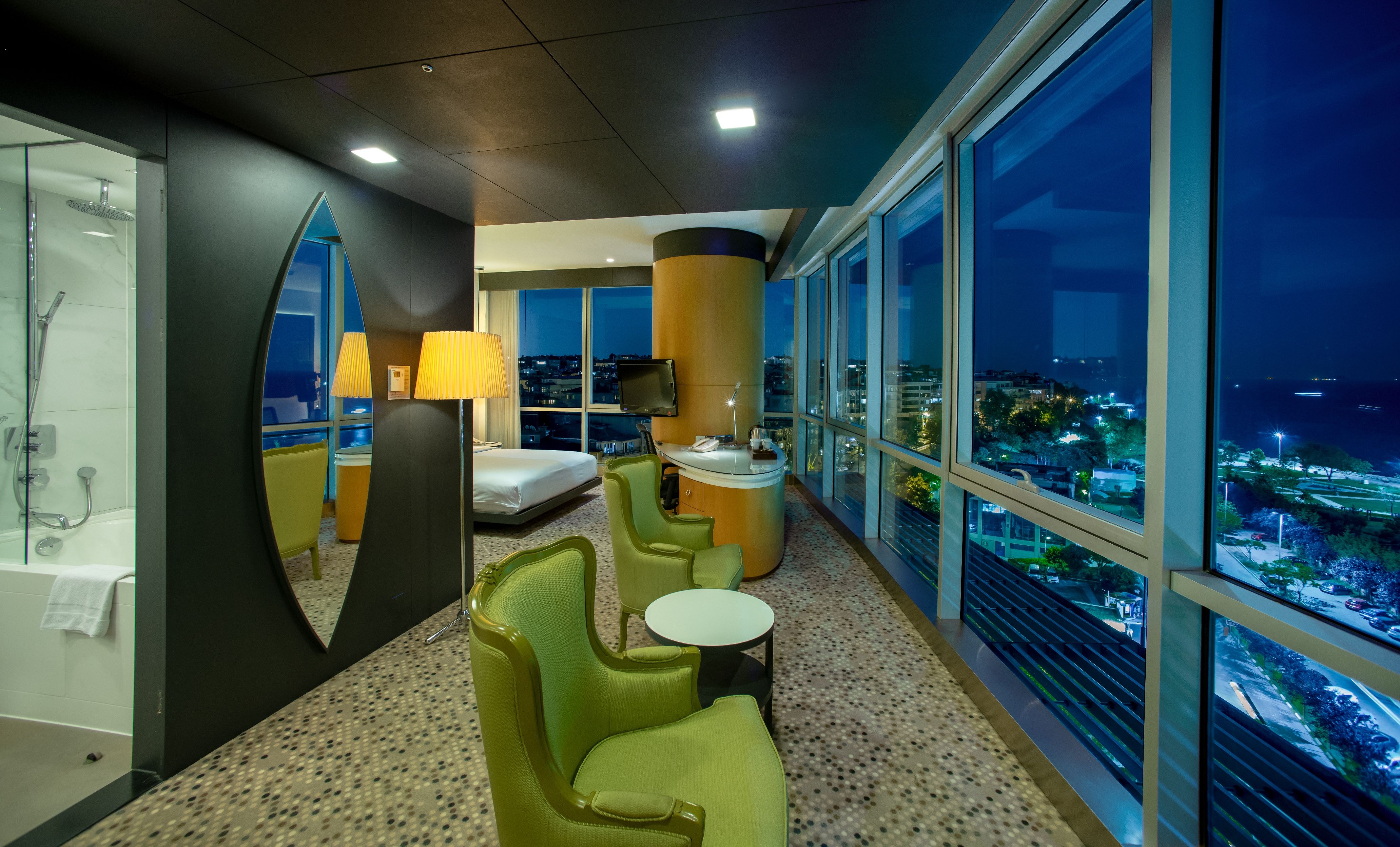 ONE BEDROOM SUITE WITH SEA VIEW