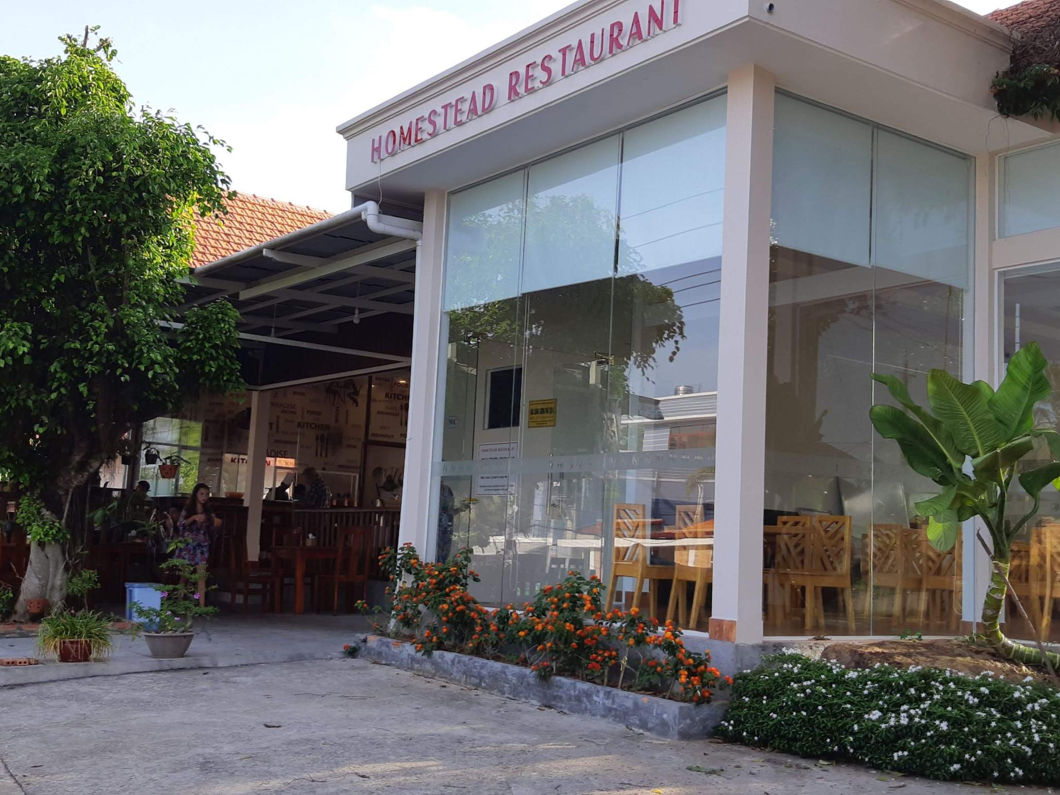 MAIN RESTAURANT