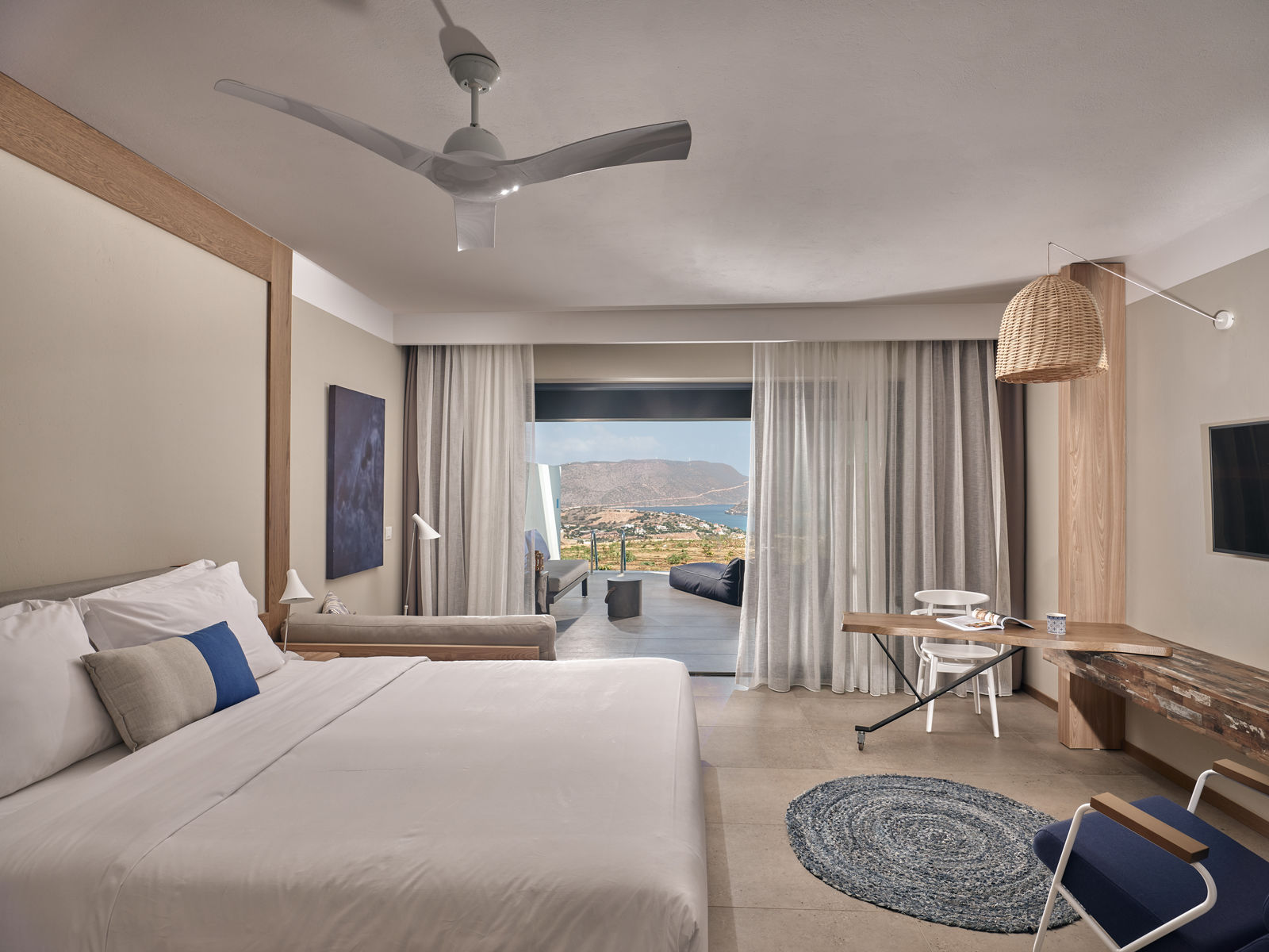 Premium Suite Sharing Pool Sea View
