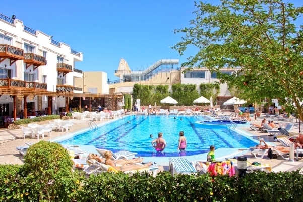 Sharm El Sheikh, Hotel Falcon Naama Star, piscina exterioara, sezlonguri.jpg