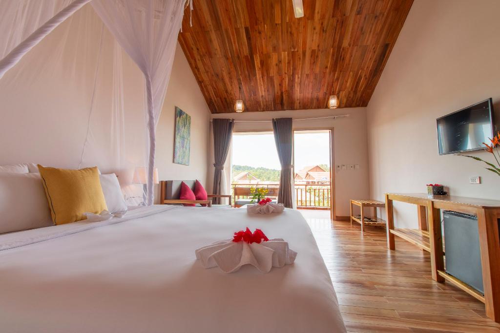 DELUXE SUITE DOUBLE GARDENVIEW WITH BALCONY