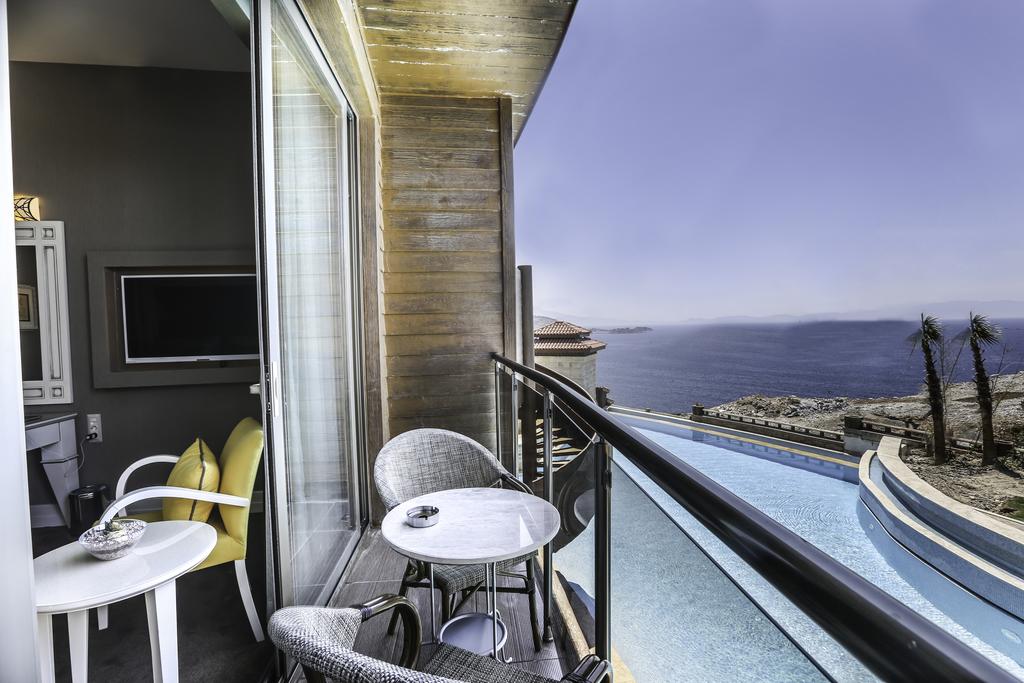 deluxe pool room