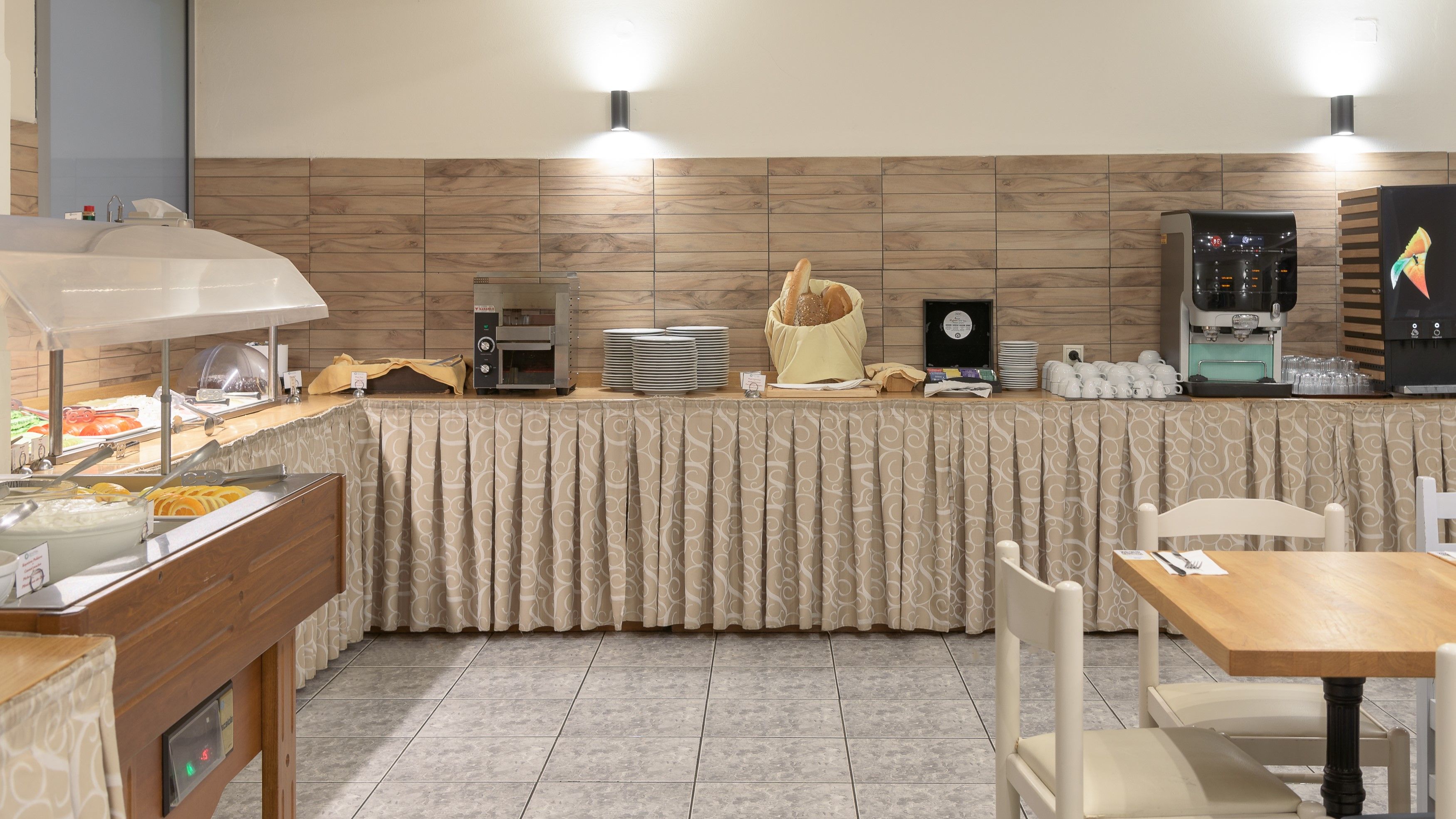 MAIN RESTAURANT 