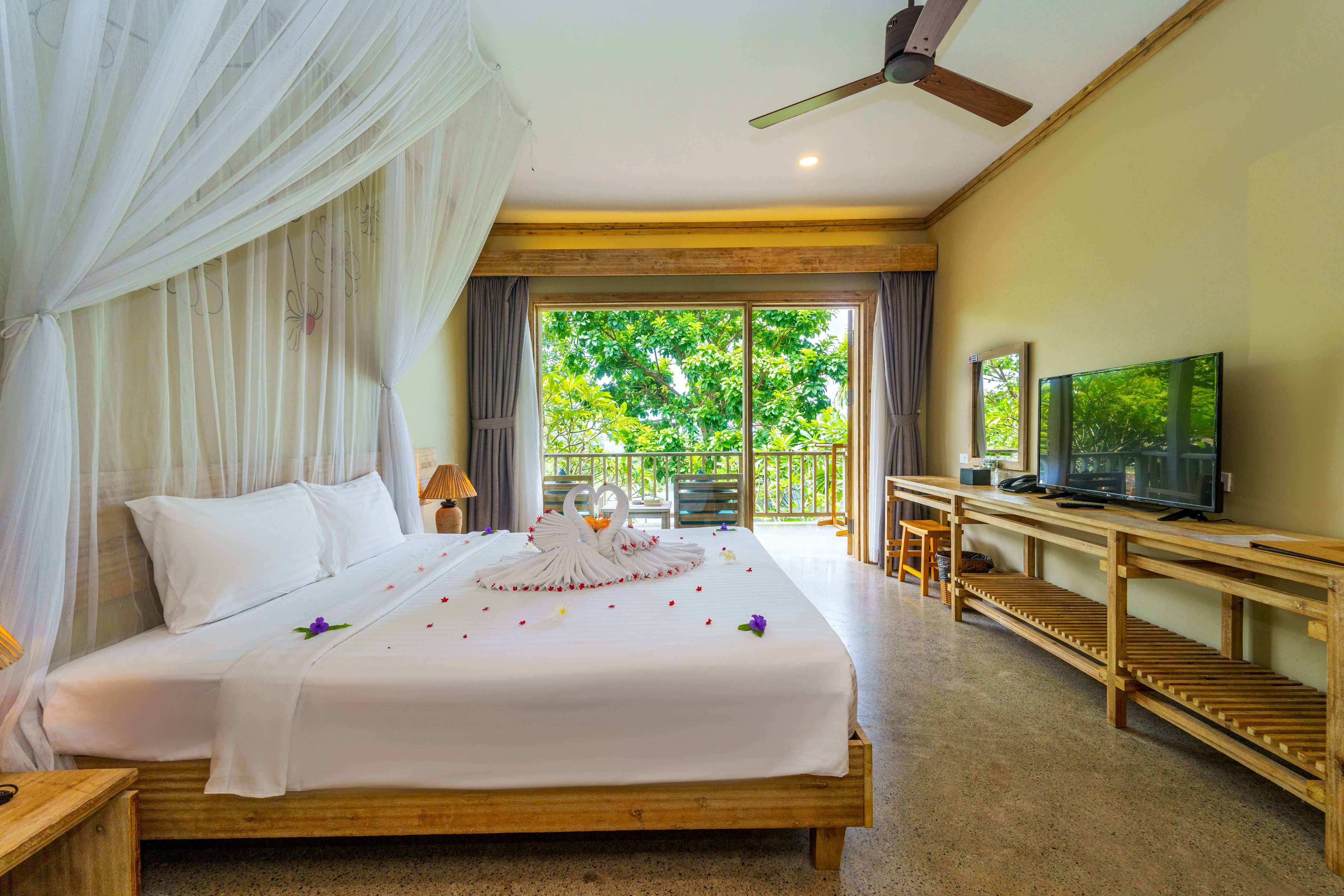 HILL BUNGALOW WITH BATHTUB