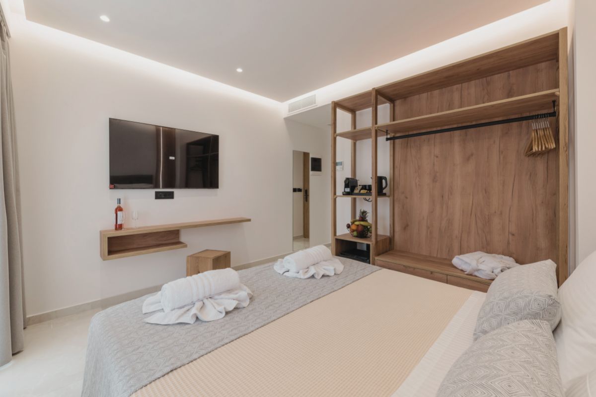 DOUBLE ROOM STANDARD WITH BALCONY OR WINDOW
