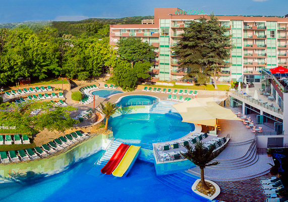 Nisipurile de Aur, Hotel Mimosa, piscina, tobogane, sezlonguri.jpg