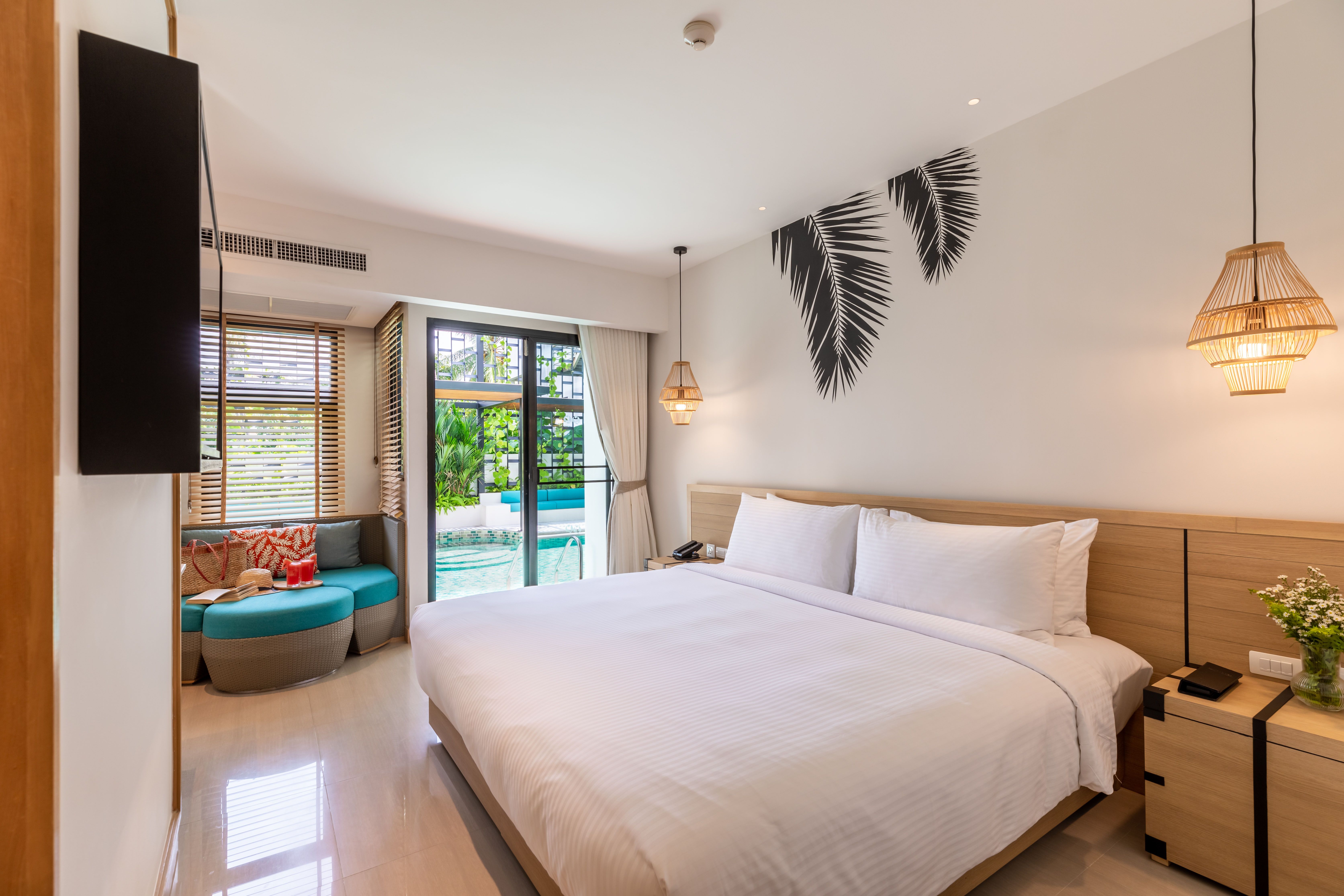 DELUXE POOL ACCESS ROOM KING BED