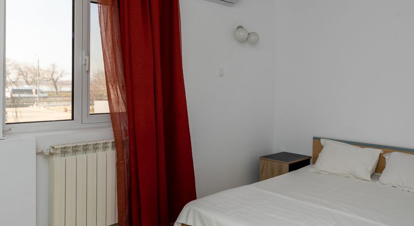 CAMERA ECONOMY 3- PARTER INTERN IN CLADIREA DIN PIATRA FARA BALCON