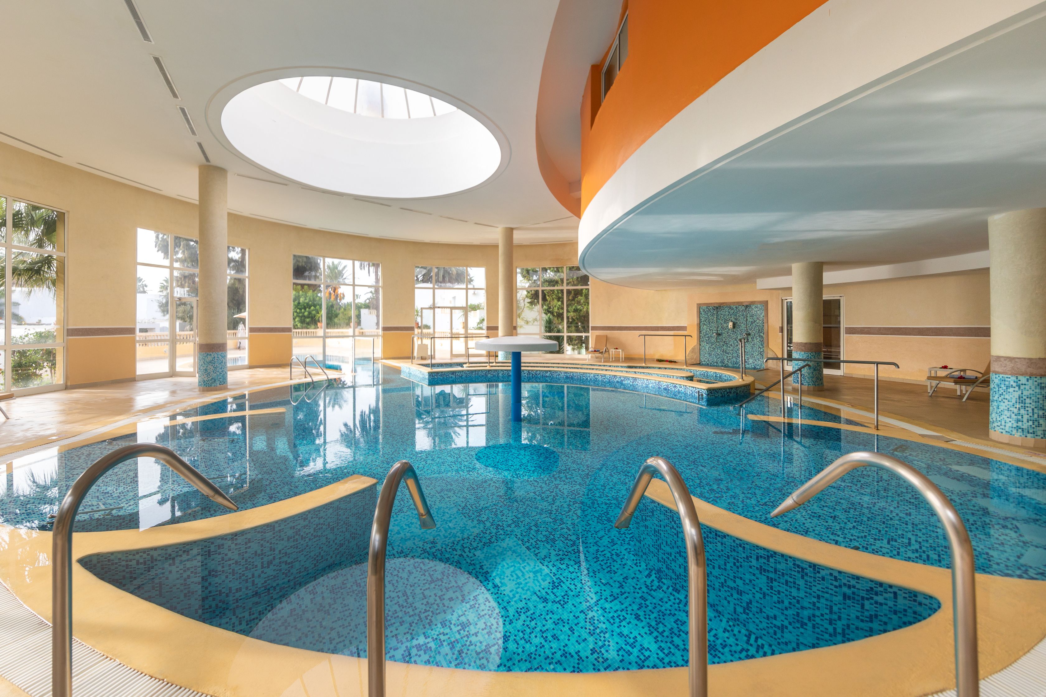 Piscină interioară