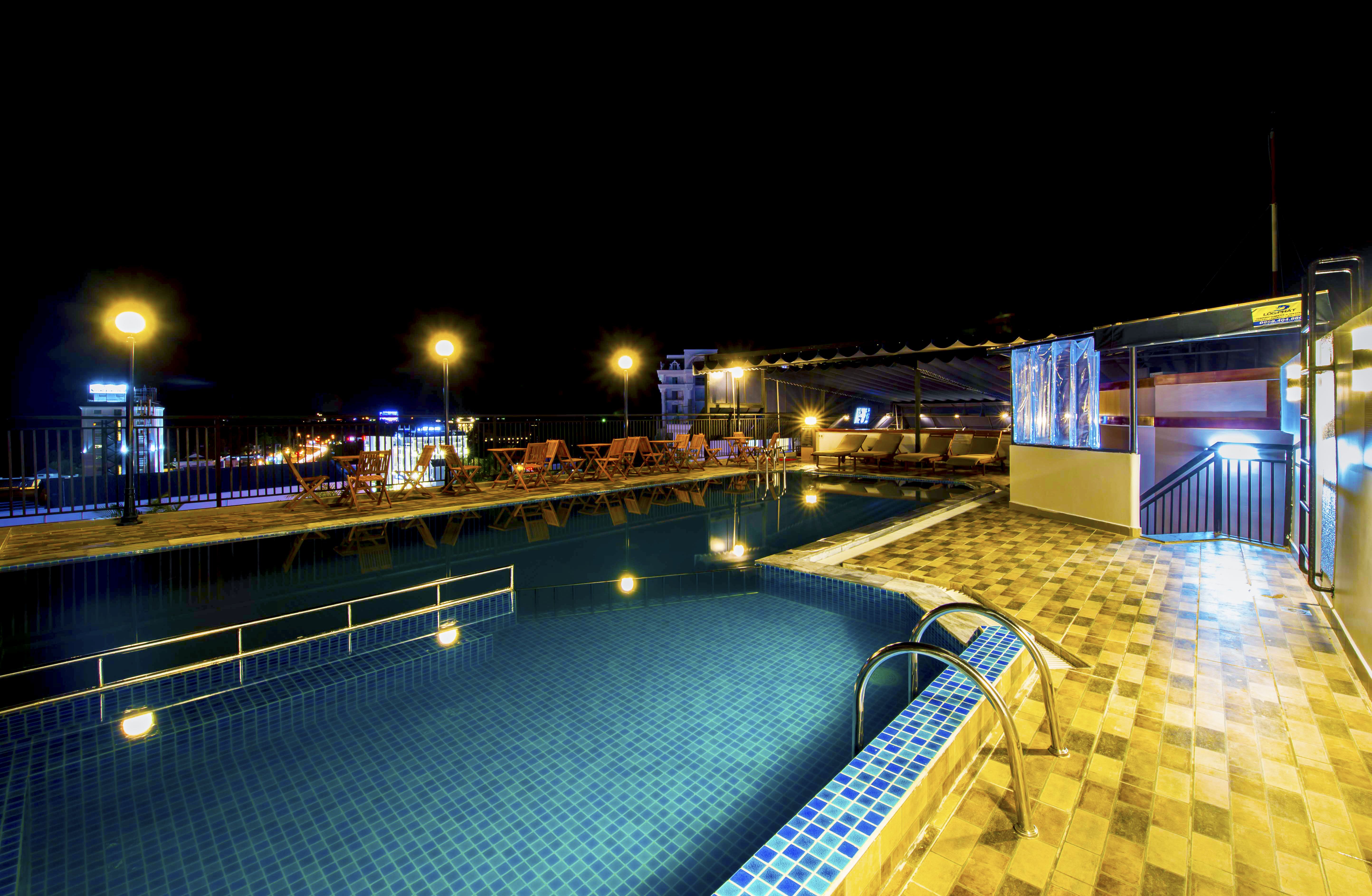 Piscina exterioara/interioara
