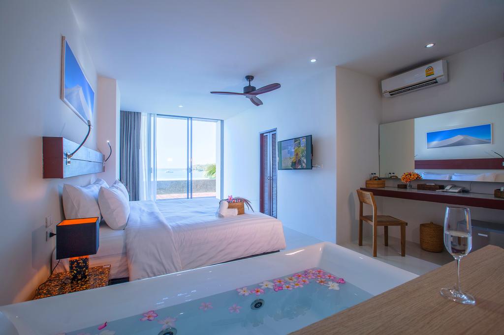 Honeymoon Pool Access Jacuzzi
