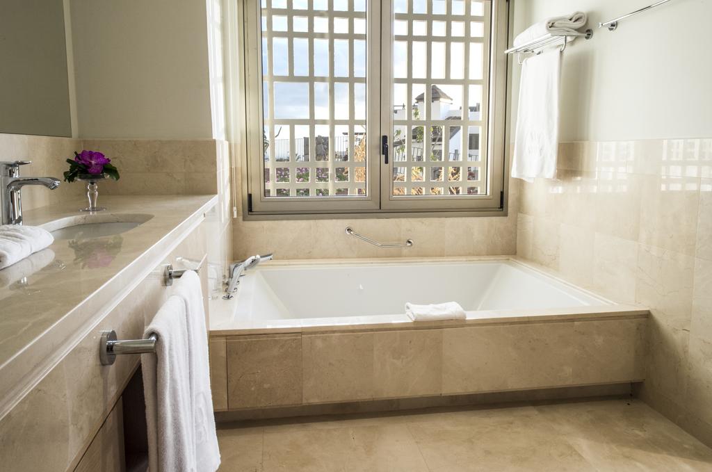 3 BEDROOMS SUITE PARTIAL SEA VIEW