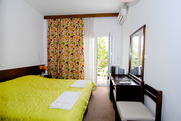 Thassos, Hotel Olympion, camera, pat dublu, birou, terasa.jpg