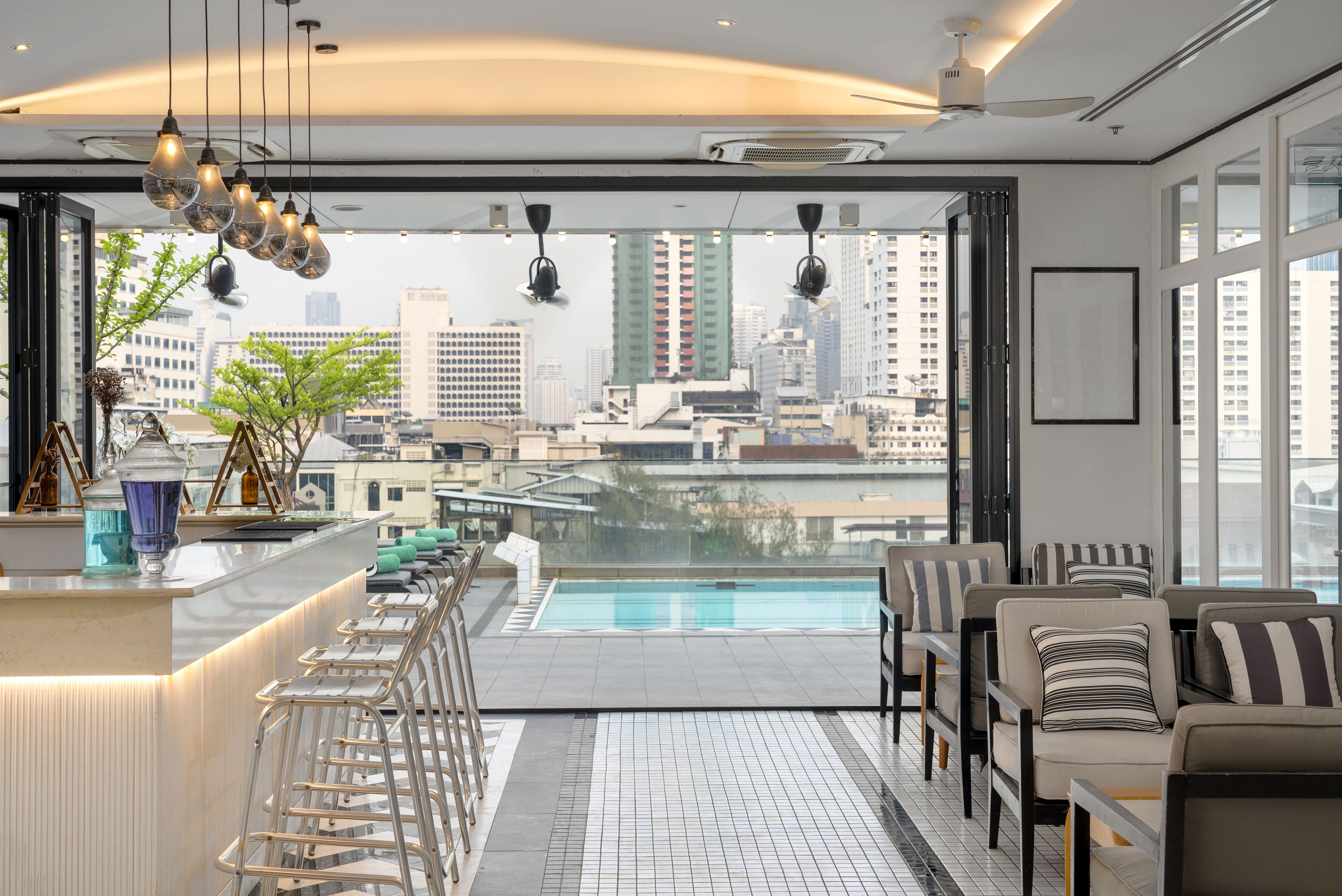 Pool Bar