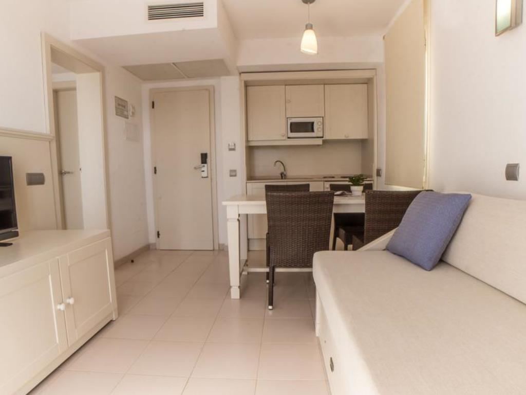 APARTMENT (BALCONY OR TERRACE)