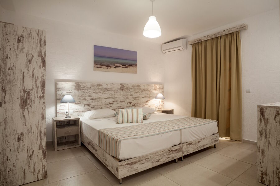 nshotels-Evina-Junior-suite-bedroom.jpg