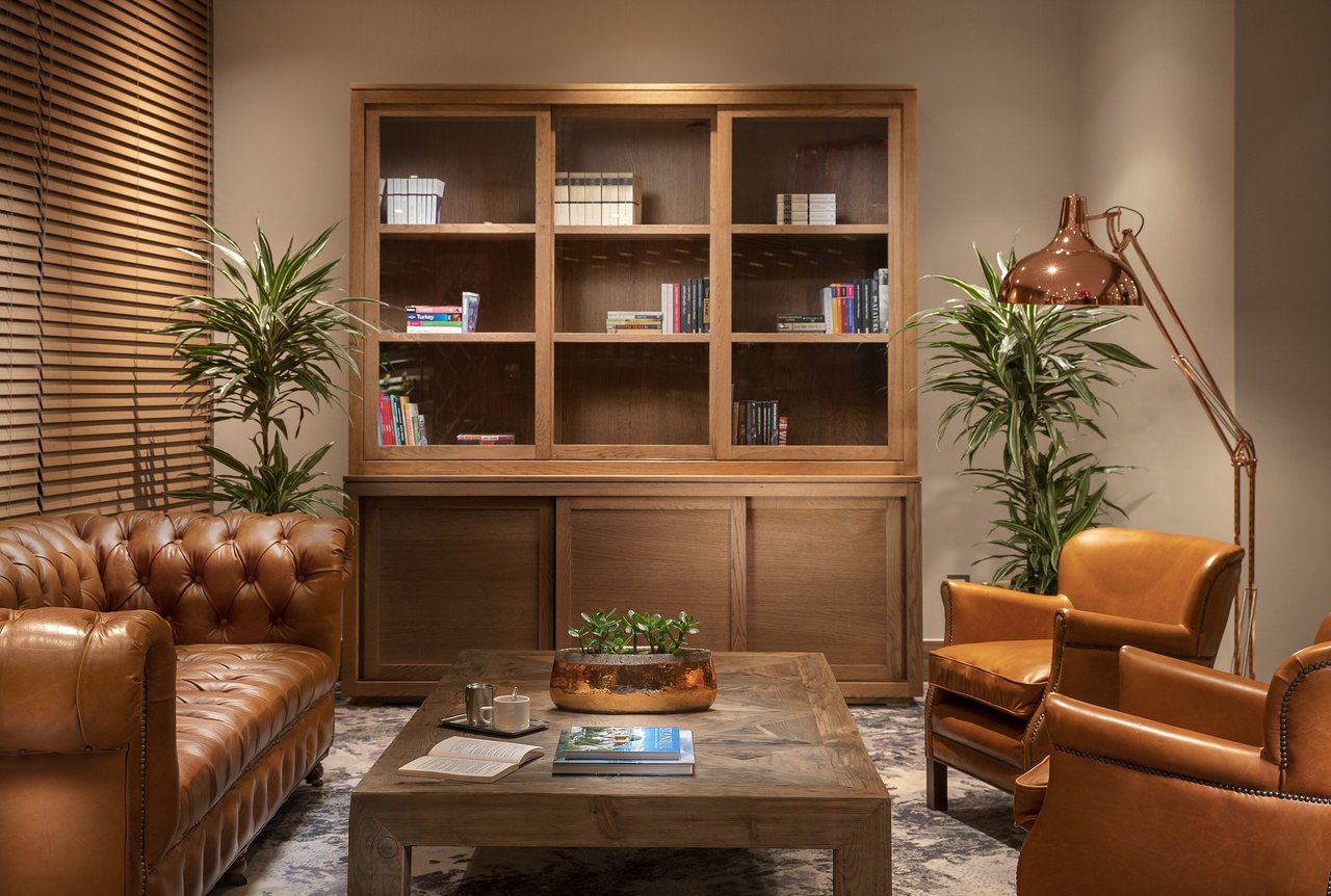 EXECUTIVE LOUNGE