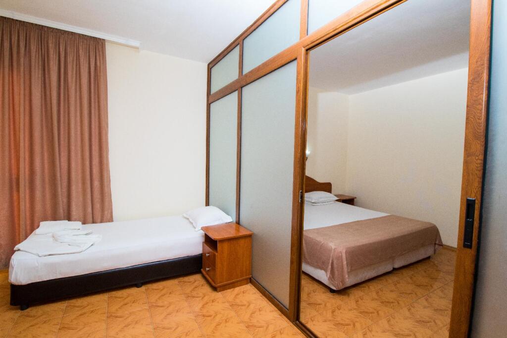 TWIN STANDARD STUDIO (LATERALSEAVIEW)