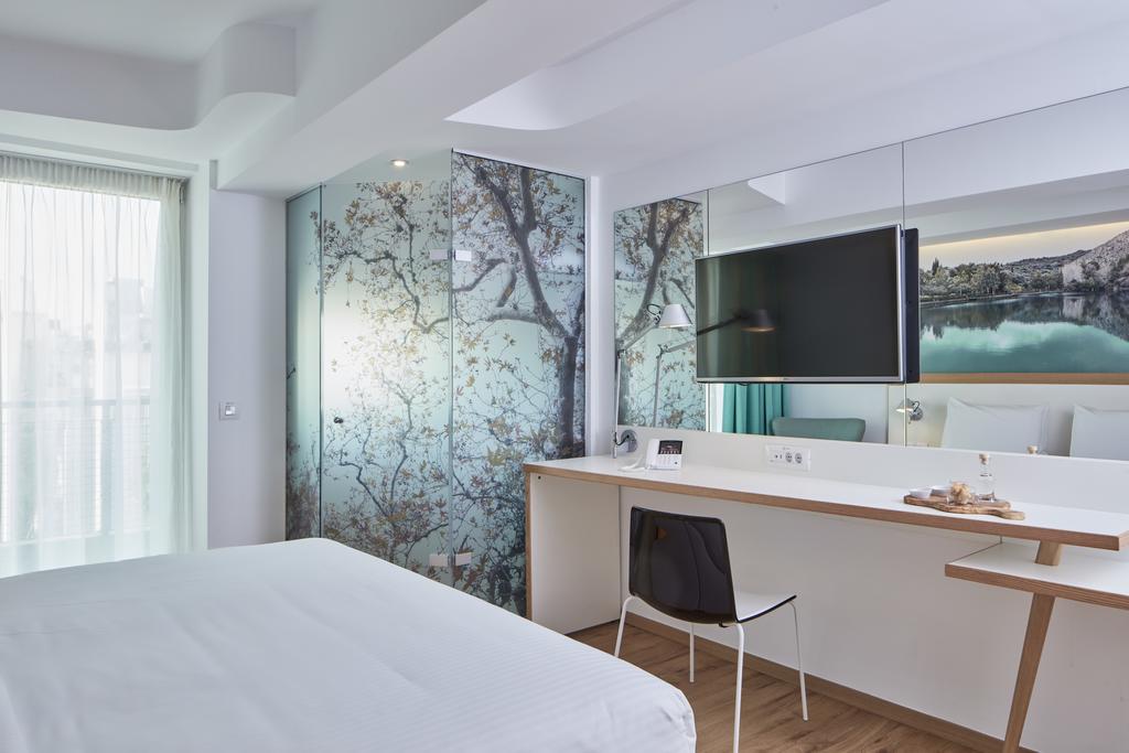 URBAN ROOM
