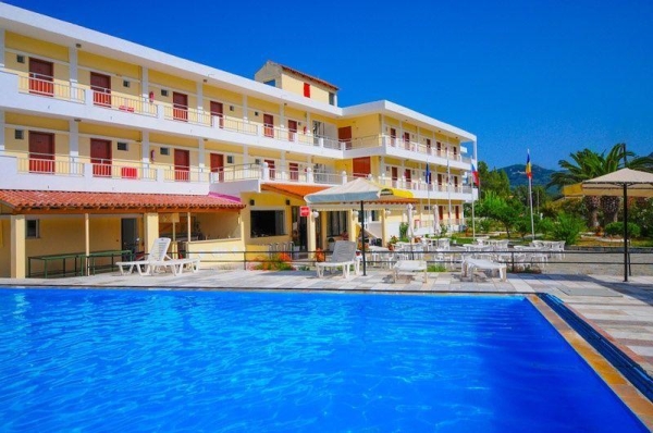 Corfu, Hotel Prassino Nissi, piscina exterioara.jpg