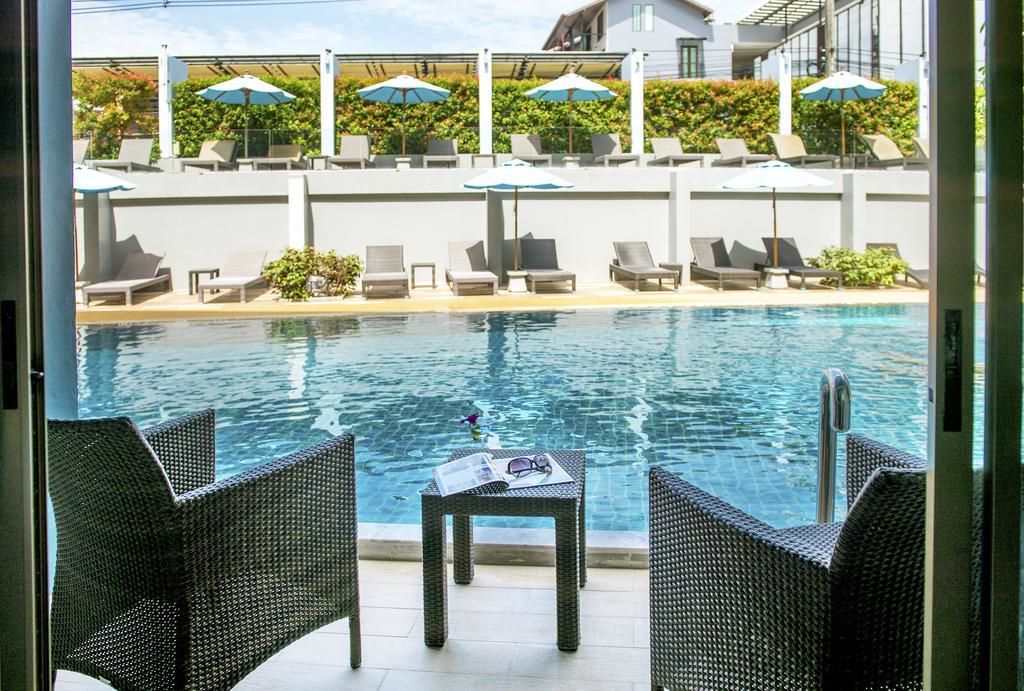 Deluxe Pool Access