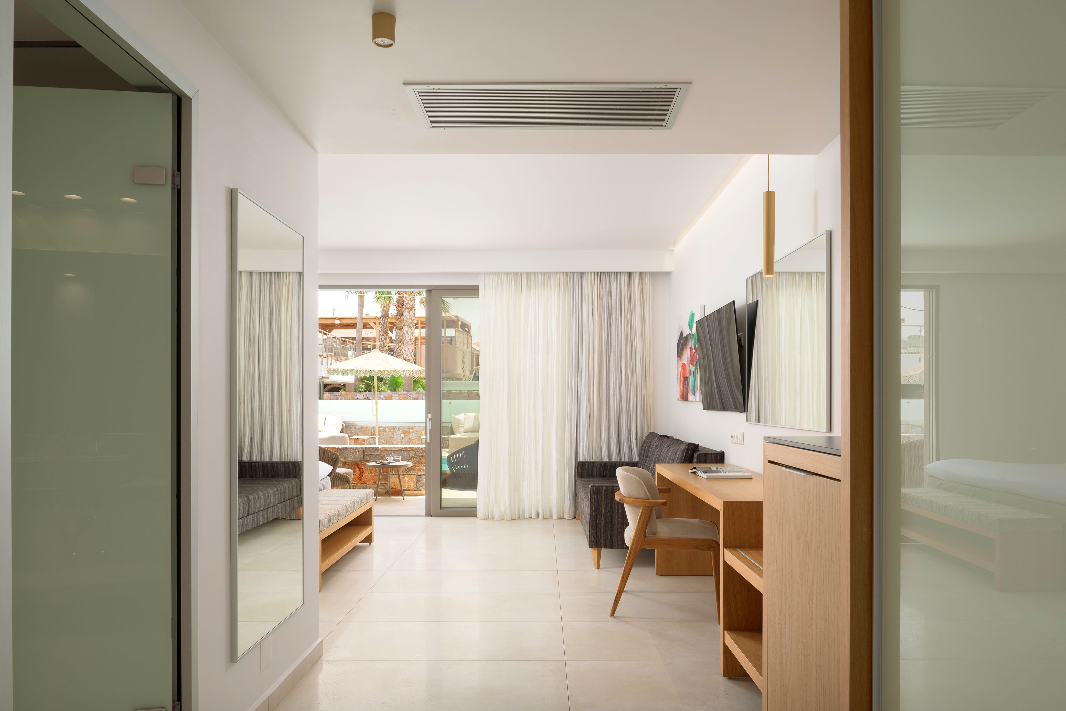 White Deluxe Suite SwimUp