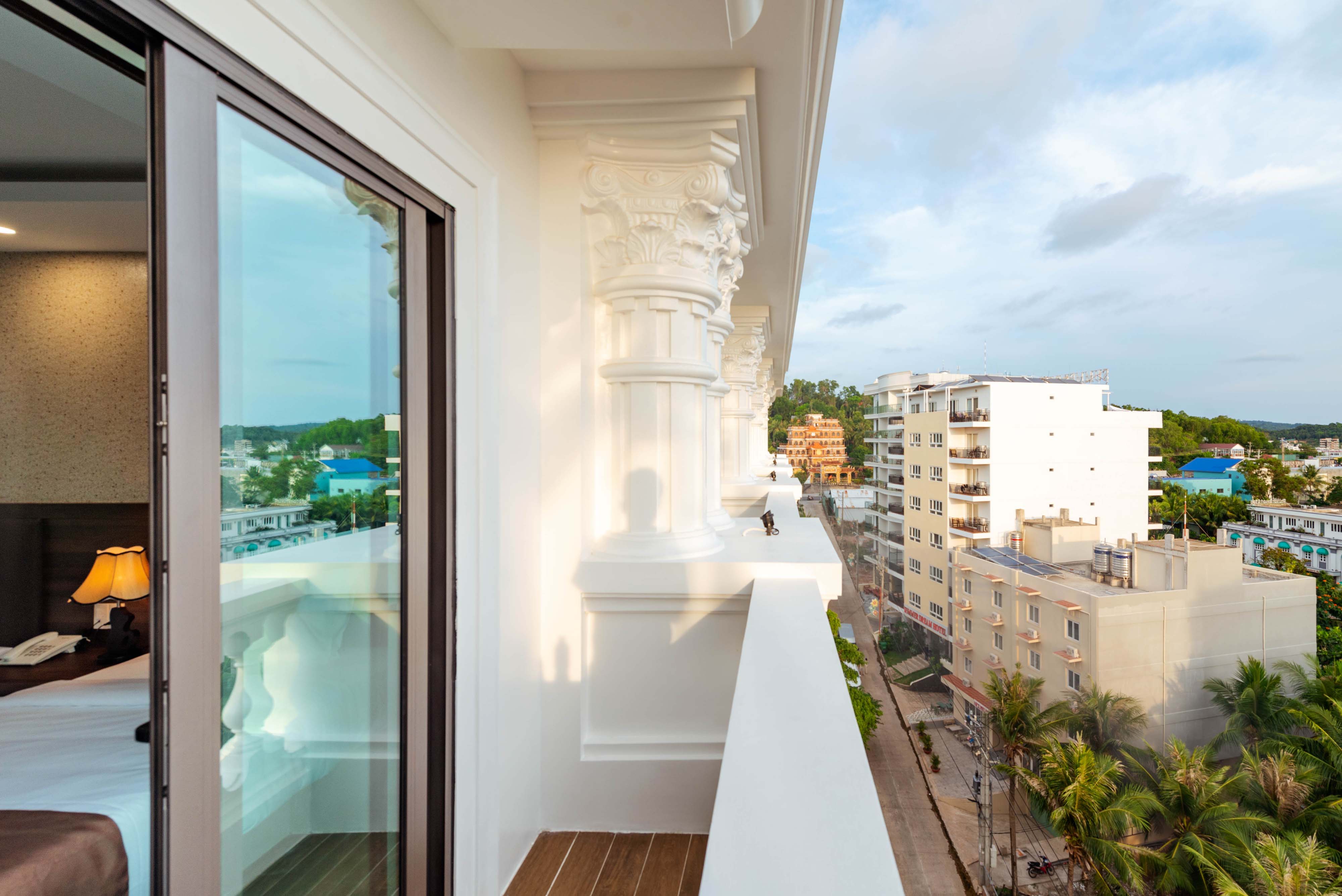 DELUXE GARDEN VIEW WITH BALCONY 