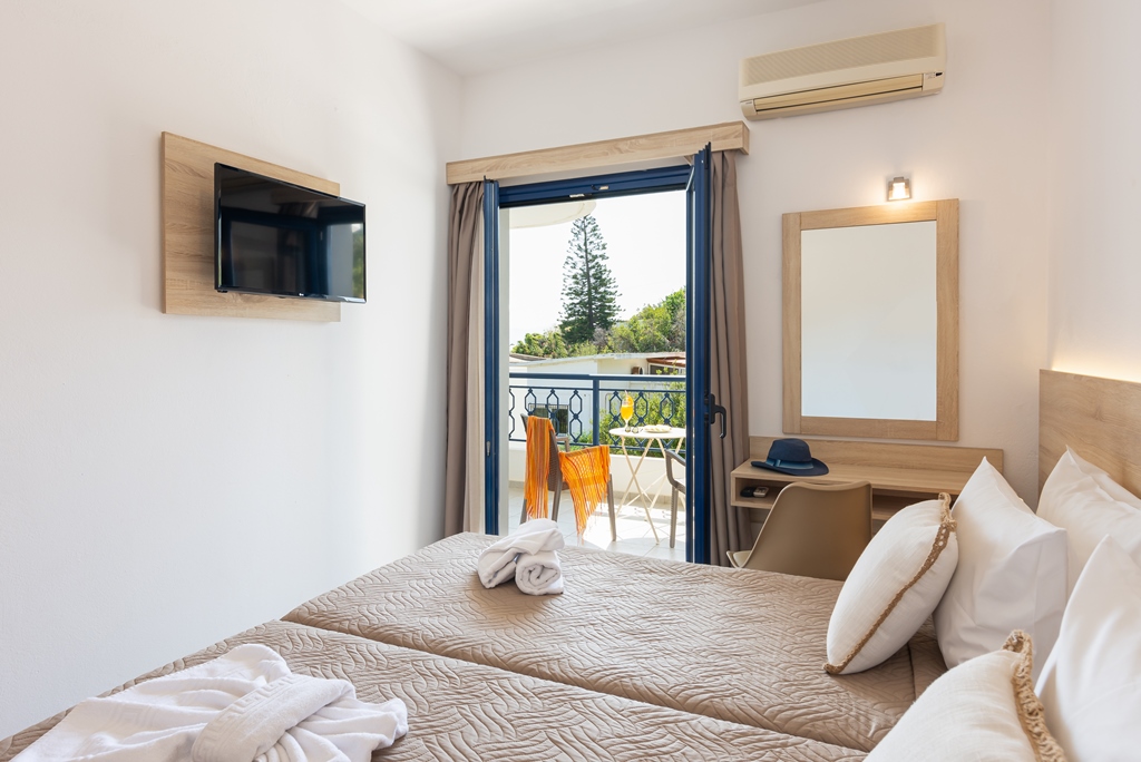 DOUBLE ROOM