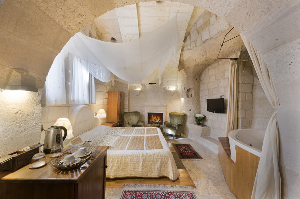 DELUXE CAVE ROOM