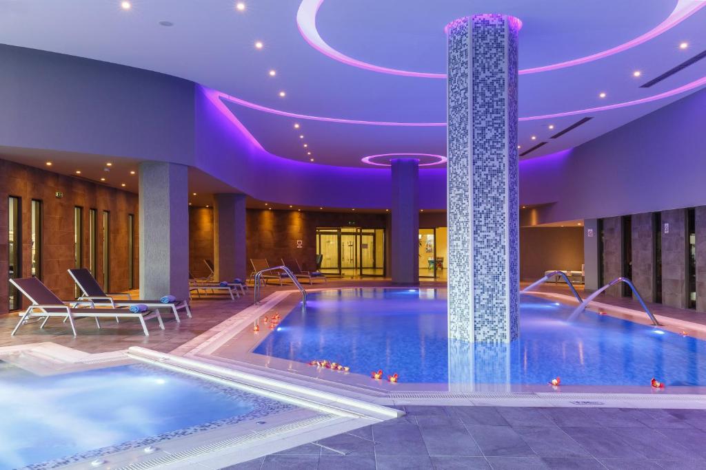 INDOOR POOL.jpg