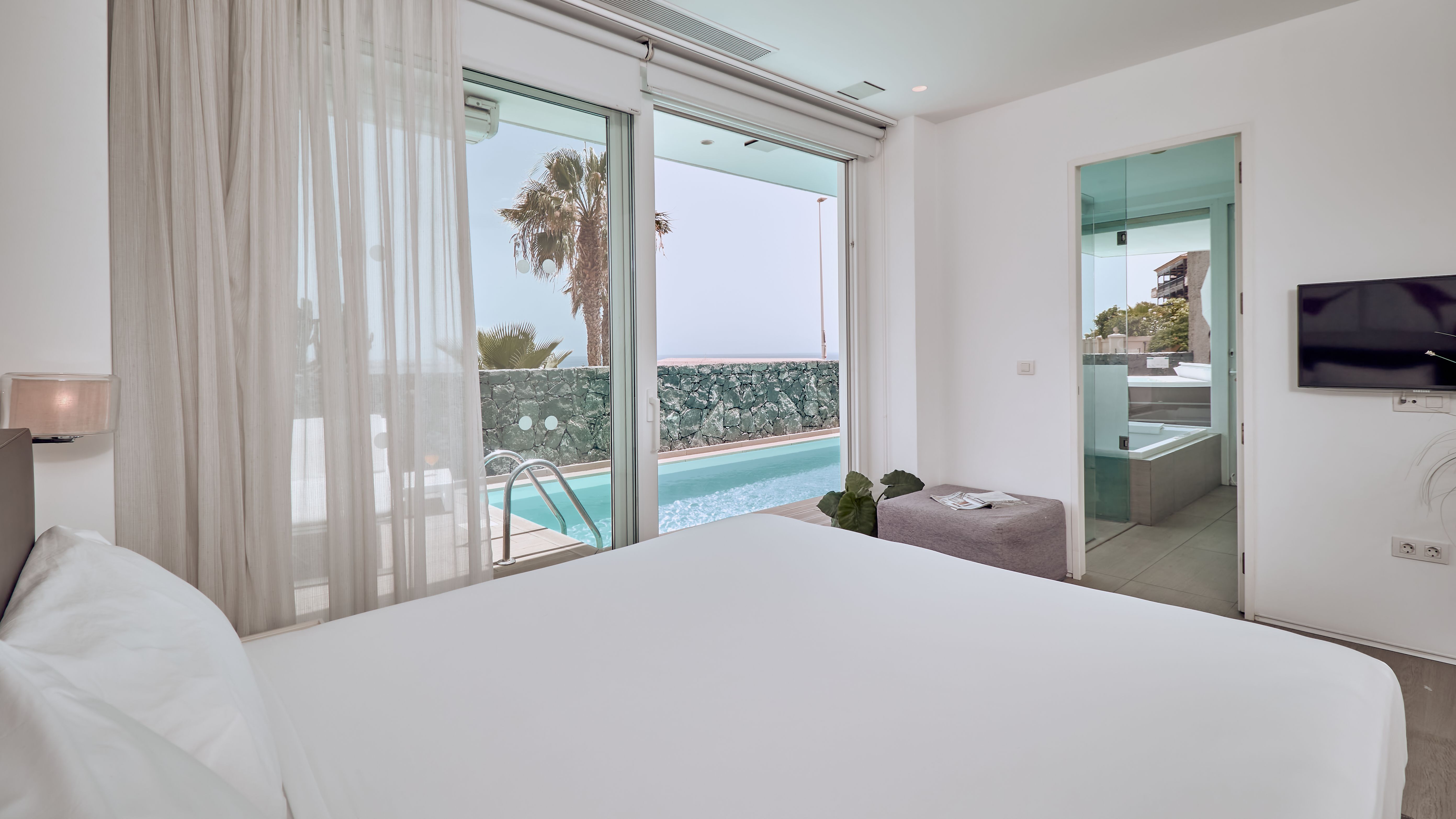1 BEDROOM SUITE EXTRA LARGE ROOM, WITH PRIVATE POOL, LATERAL SEA VIEW, TERRACE (DIVINITY MAR)