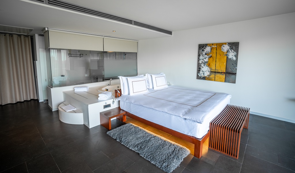 EXECUTIVE ROOM