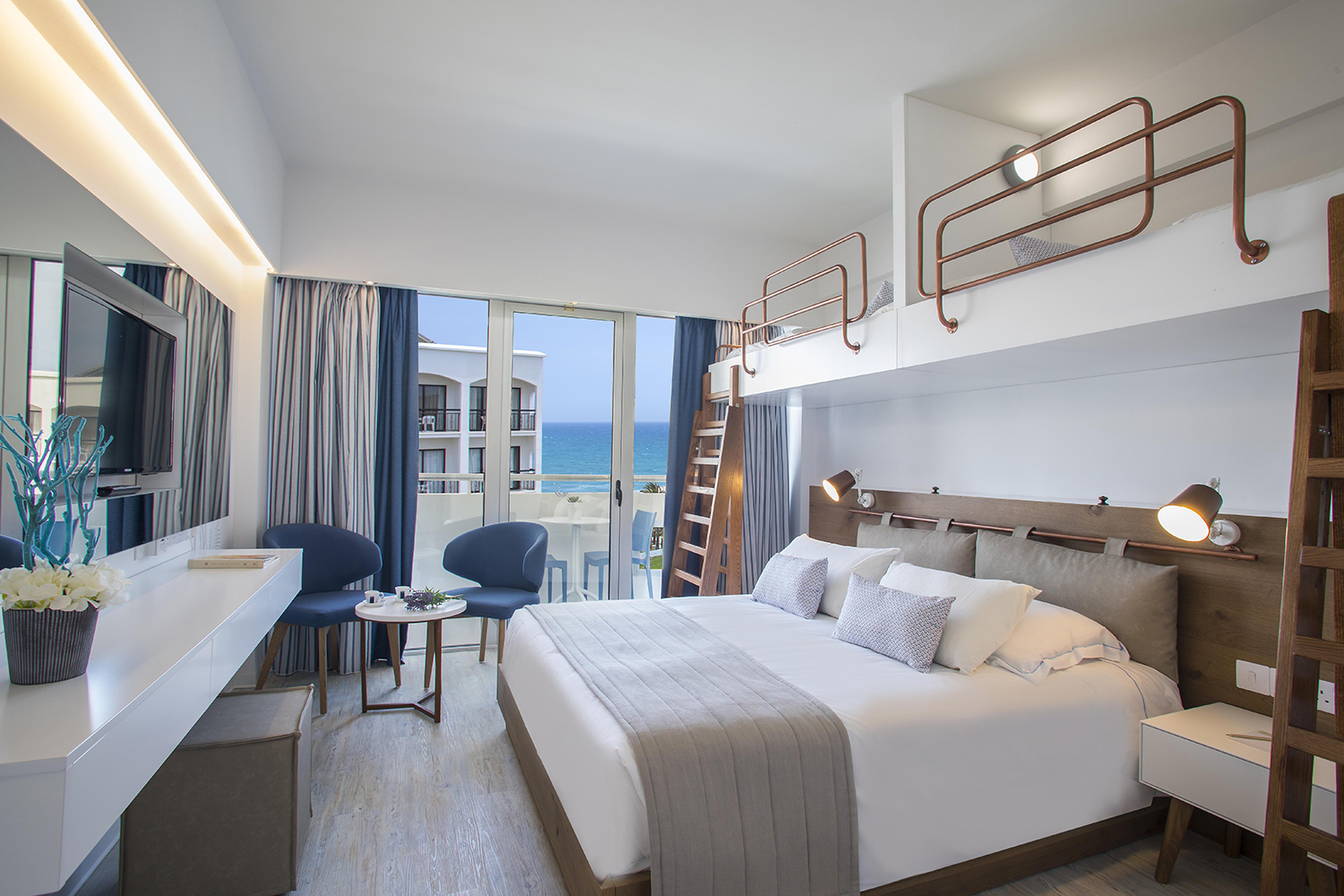 Standard FamilyRoom (LateralSeaView, Balcony)