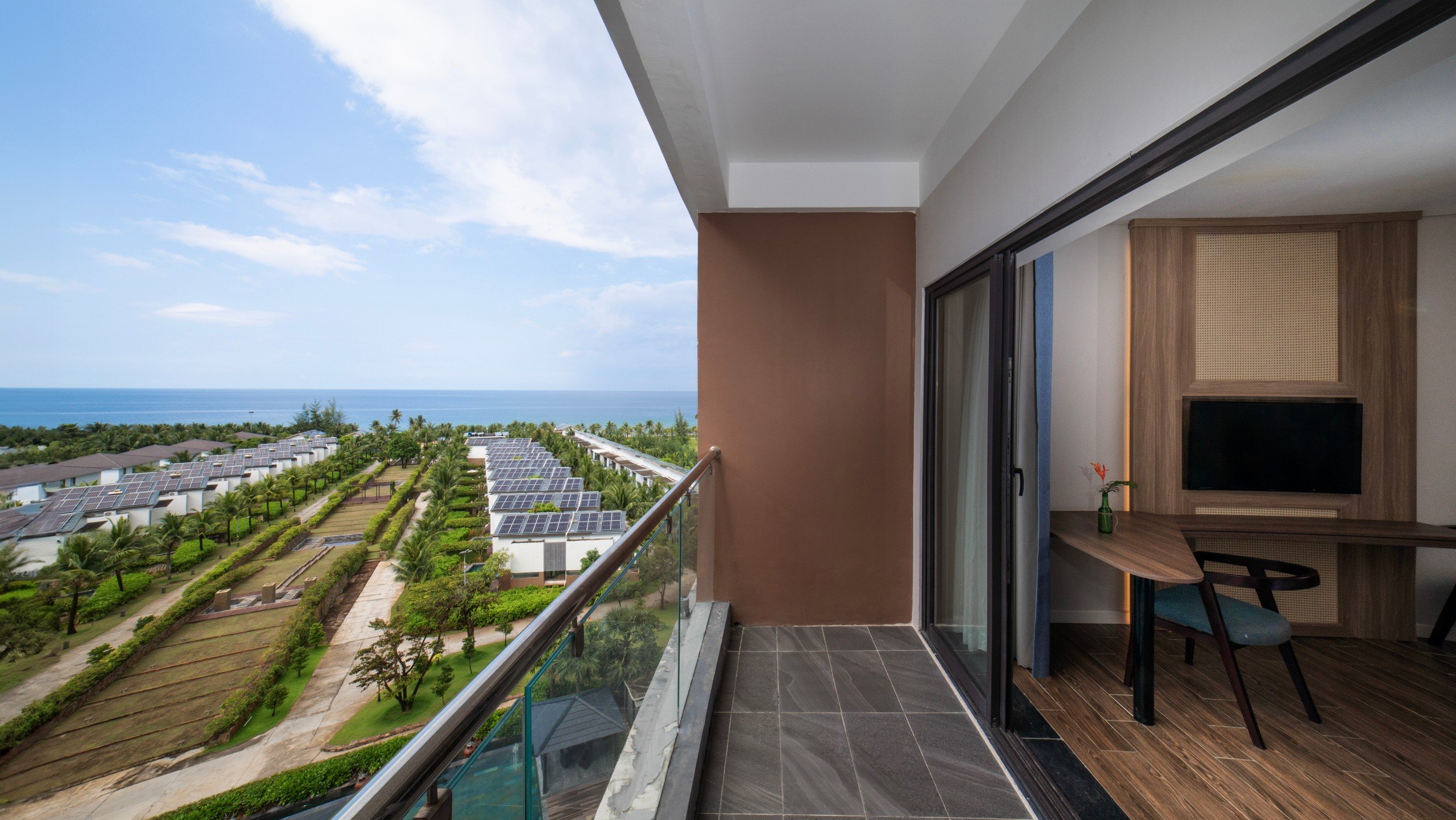 DELUXE SEA VIEW