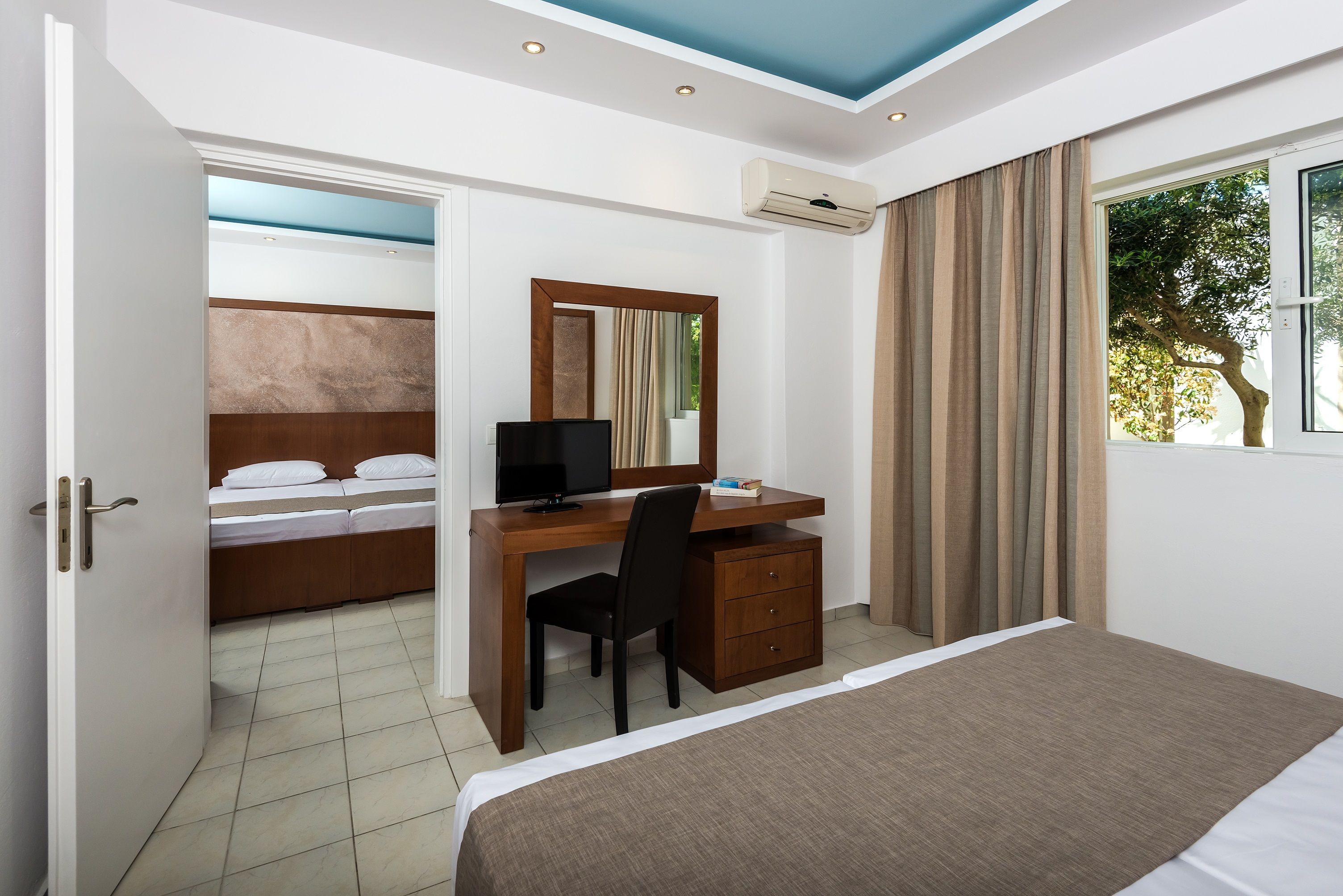 FAMILY GARDEN VIEW WITH 2 BEDROOMS AND BALCONY OR TERRACE