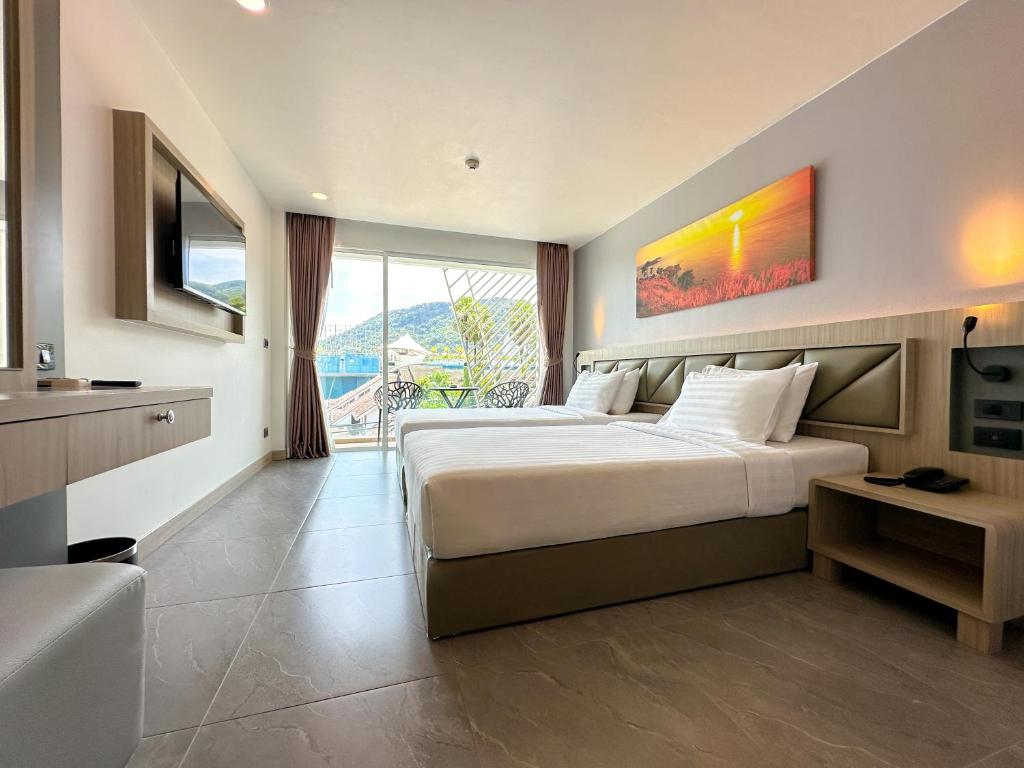 Deluxe Twin Balcony Mountain View