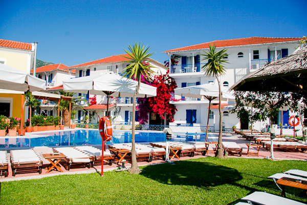 Hotel G George, Lefkada, exterior, piscina, hotel, sezlonguri, verdeata.jpg